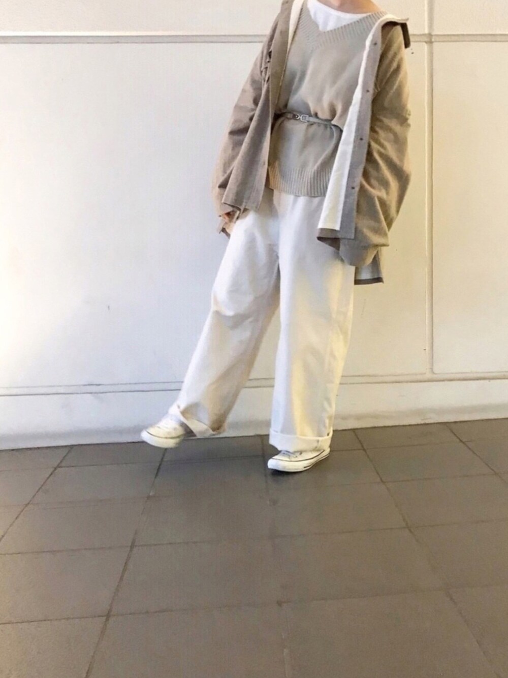 ブラウン系のミリタリージャケット、ベージュ系のニット/セーター、ホワイト系のシャツ/ブラウスを着用したレディースの秋コーディネートの1枚目の写真