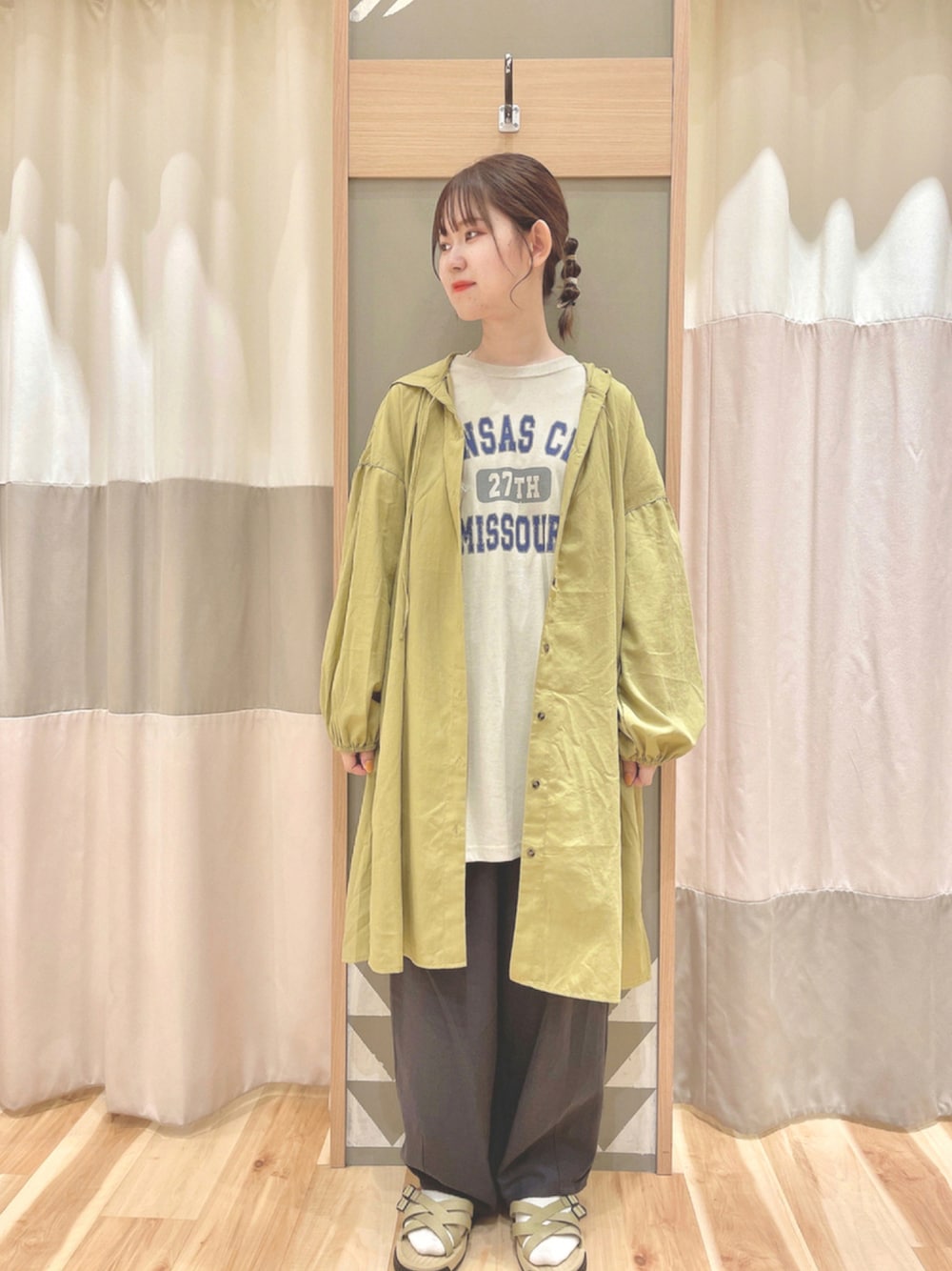 ベージュ系のサンダル、ベージュ系のTシャツ/カットソー、イエロー系のシャツ/ブラウスを着用したレディースの秋コーディネートの1枚目の写真