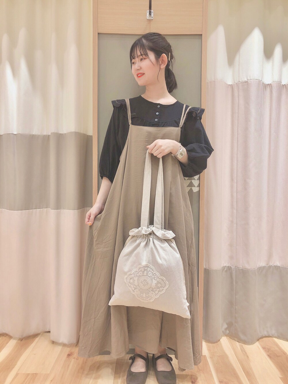 ブラック系のシャツ/ブラウス、ブラウン系のワンピース、ホワイト系のバッグを着用したレディースの夏コーディネートの1枚目の写真