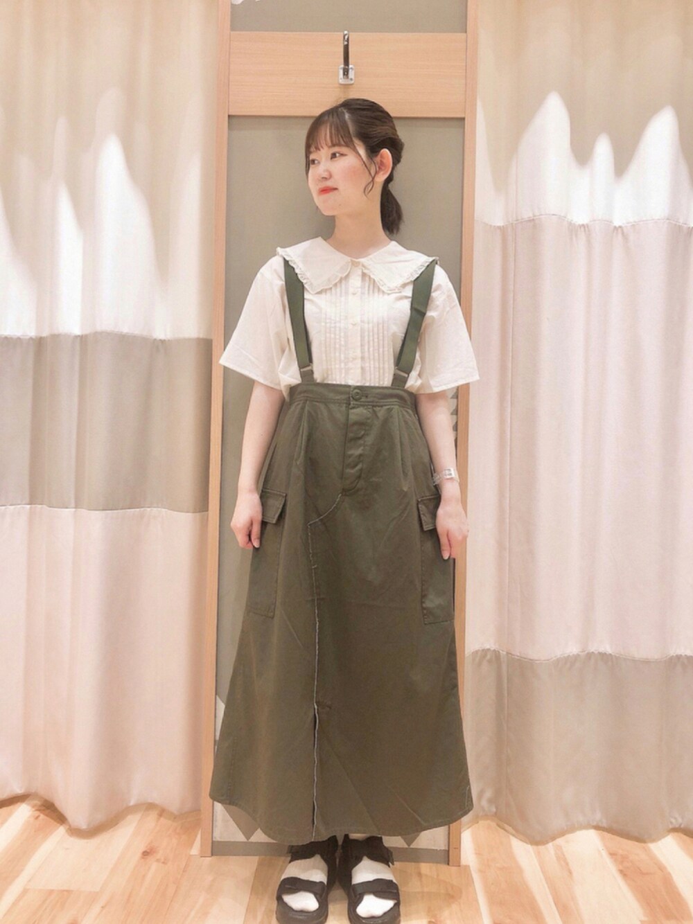 ブラック系のサンダル、ホワイト系のシャツ/ブラウス、グリーン系のスカートを着用したレディースの夏コーディネートの1枚目の写真