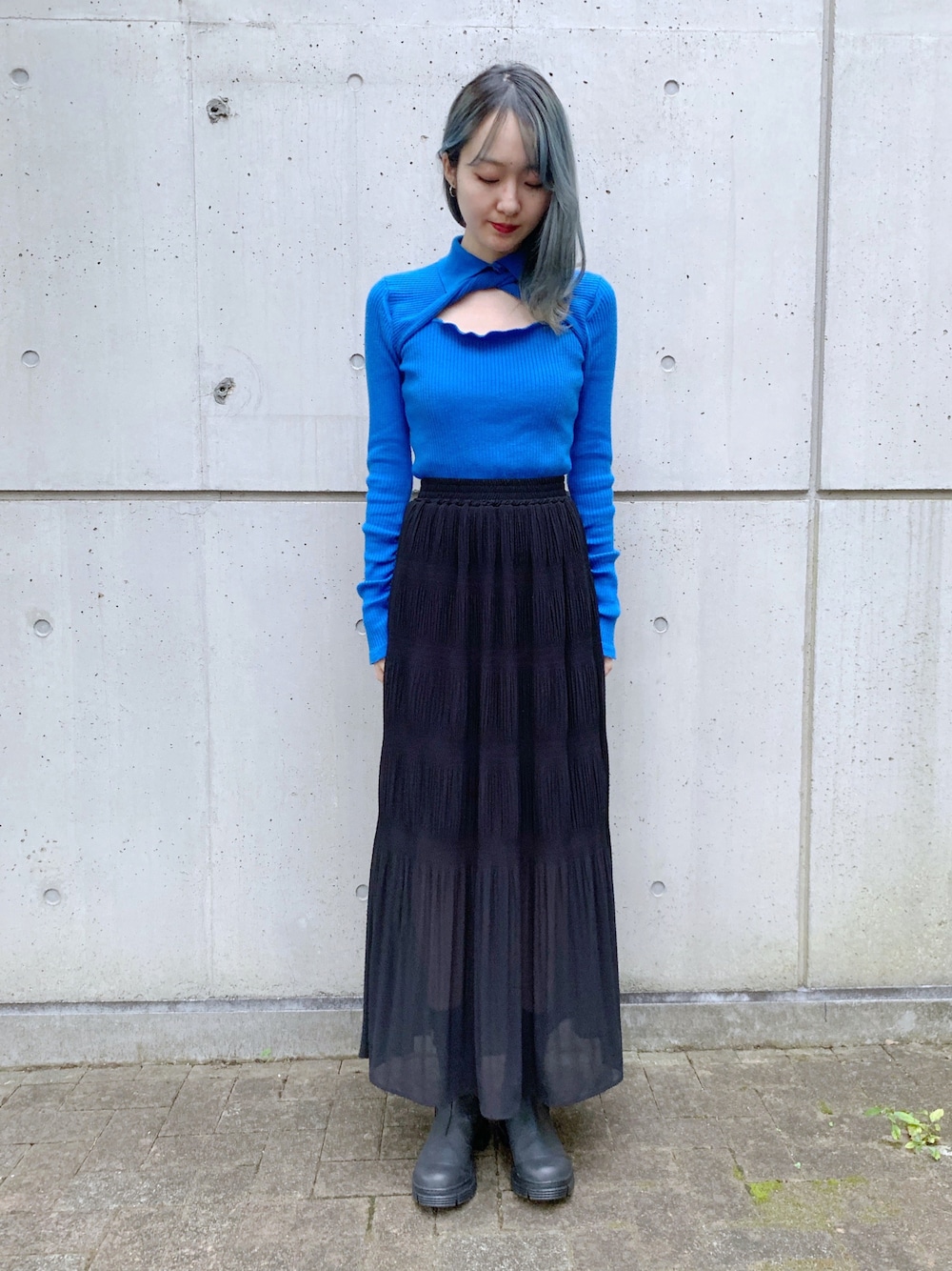 「ニット、ブルー、秋のコーデ、ショートブーツ、ネイル、Dior、シンプルコーデ、オトナカジュアル、RayBEAMS、ニットコーデ、Ganni、TOMWOOD、jancidium」｜「GANNIの【GANNI】サイドゴアラバーブーツ（ブーツ、ブラック系）」を使った、harunaさん（レディース・165cm）の秋コーディネートの1枚目の写真