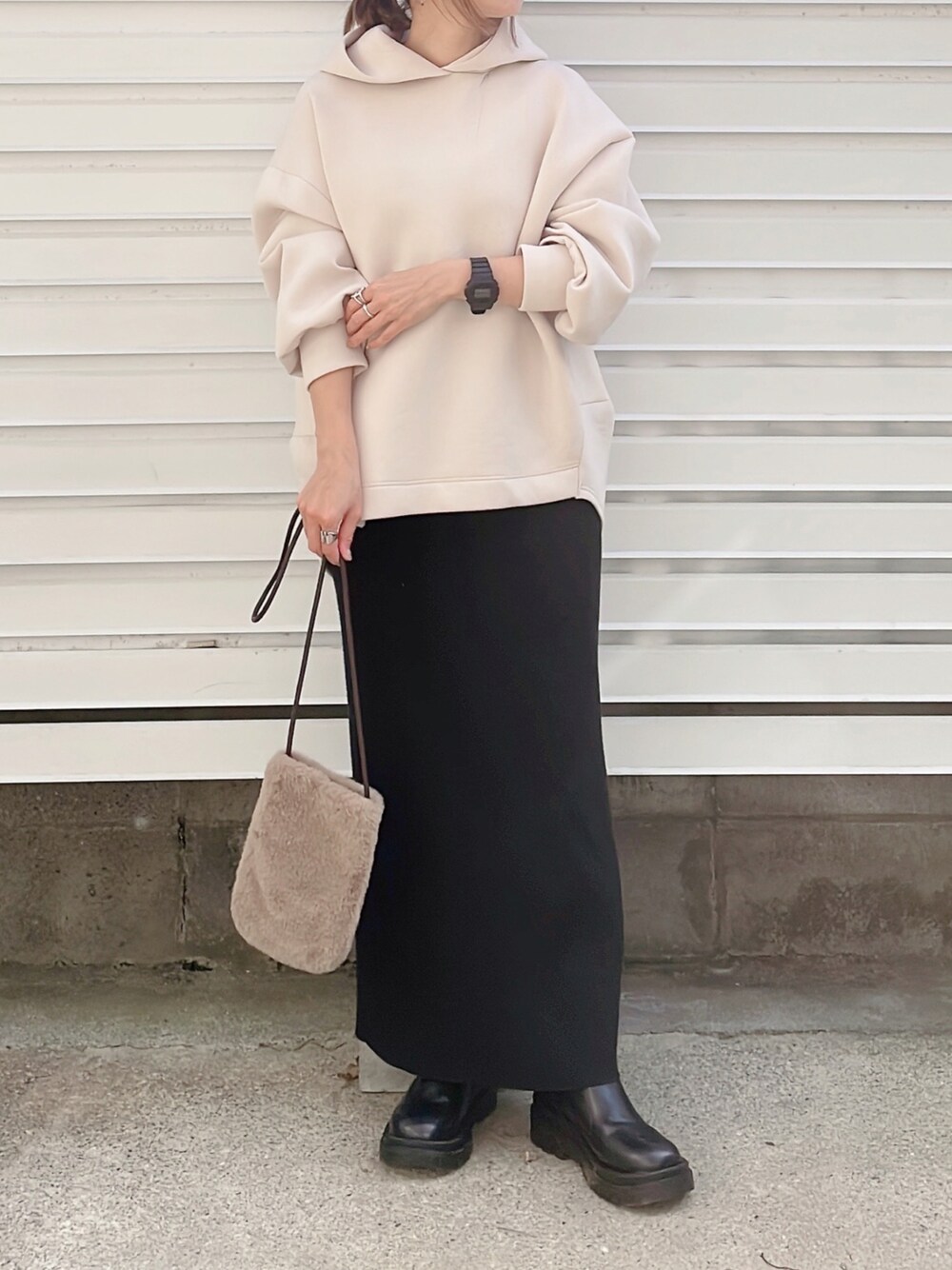 「秋服、きれいめカジュアル、低身長コーデ、パーカー、タイトスカート、スカート、低身長女子、ママファッション、シンプルコーデ」｜「Bonjour Saganのダンボールバルーンパーカー（パーカー、ベージュ系）」を使った、moyooonnさん（レディース・152cm）の秋コーディネートの1枚目の写真