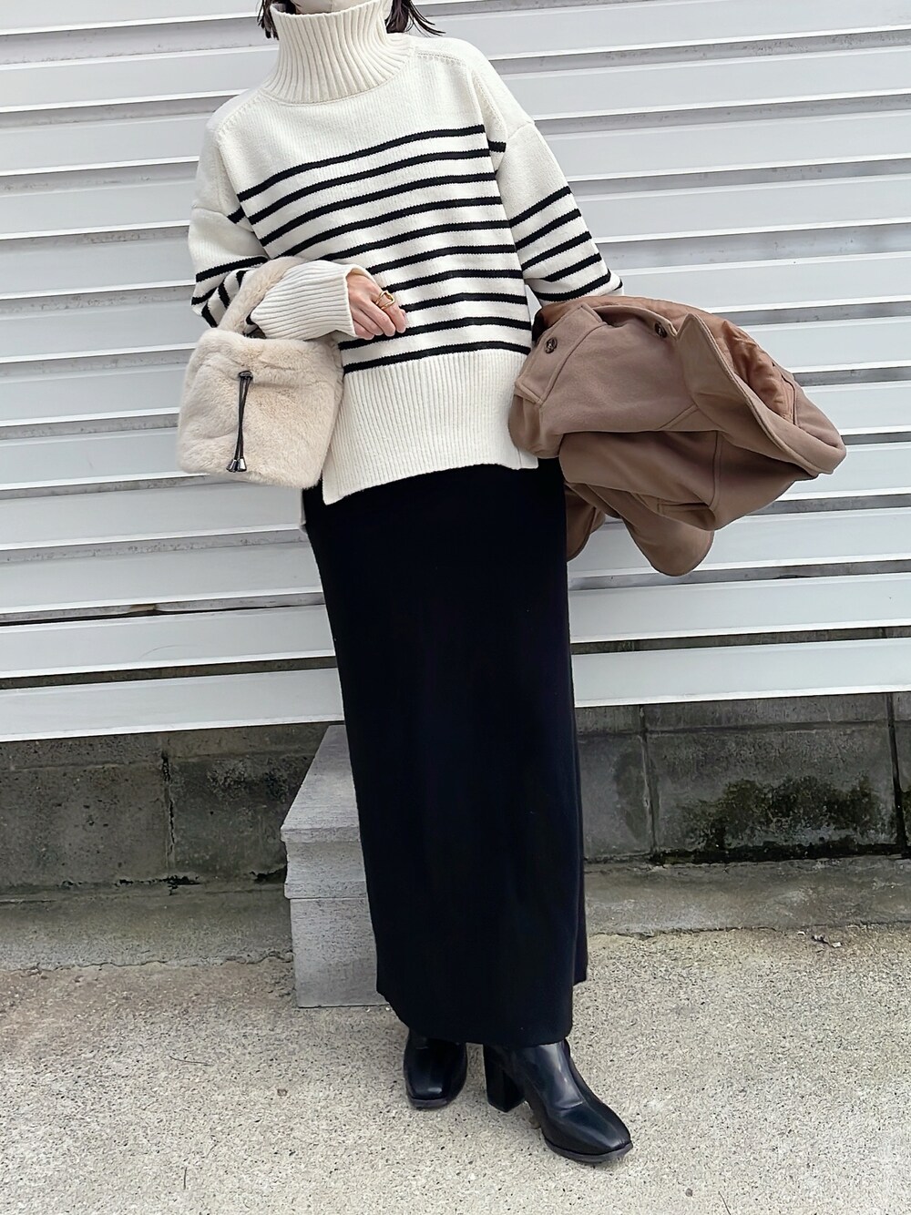 「PR、秋冬コーデ、お出かけコーデ、大人女子、シンプルコーデ、きれいめカジュアル」｜「OPAQUE.CLIPのもちもちタートルスリットニット (ショート)【洗える】（ニット/セーター、ホワイト系）」を使った、moyooonnさん（レディース・152cm）の冬コーディネートの1枚目の写真