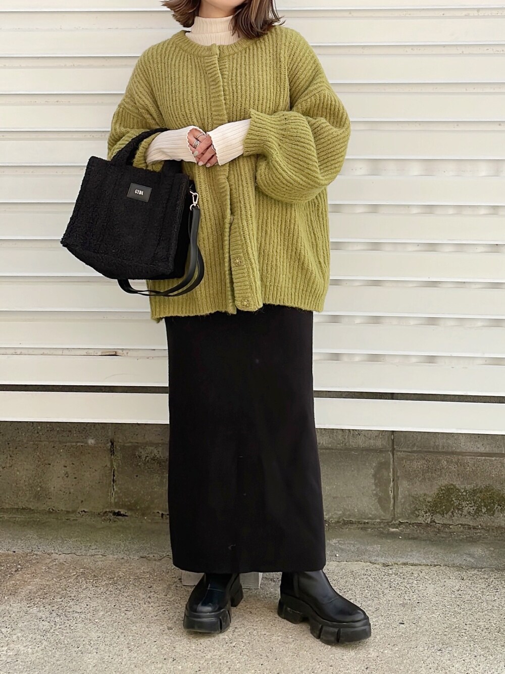 「あったかコーデ、大人カジュアル、タイトスカート、低身長、低身長コーデ、大人ファッション、低身長女子、タートルネック、ラクチンコーデ、レイヤードスタイル」｜「GYDAのGYDA (ジェイダ) 2WAYトートバッグ ボア GY-B071（トートバッグ、ブラック系）」を使った、moyooonnさん（レディース・152cm）の秋コーディネートの1枚目の写真