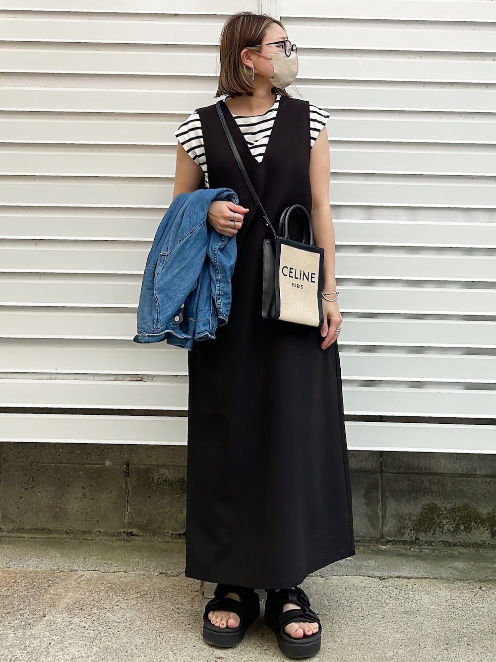 「春夏コーデ、ワンピース、ジャンパースカート、オトナカジュアル、低身長女子、低身長コーデ、リラックススタイル」｜「for/cのダブルクロスジャンスカ（ジャンパースカート、ブラック系）」を使った、moyooonnさん（レディース・152cm）の春コーディネートの1枚目の写真
