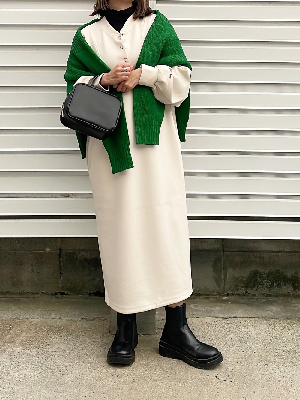 「秋冬、シンプルコーデ、低身長女子、オトナカワイイ、カジュアルコーデ、ワンピース、グリーン」｜「ITEMS URBANRESEARCHのクルーネックケーブルニット（ニット/セーター、グリーン系）」を使った、moyooonnさん（レディース・152cm）の秋コーディネートの1枚目の写真