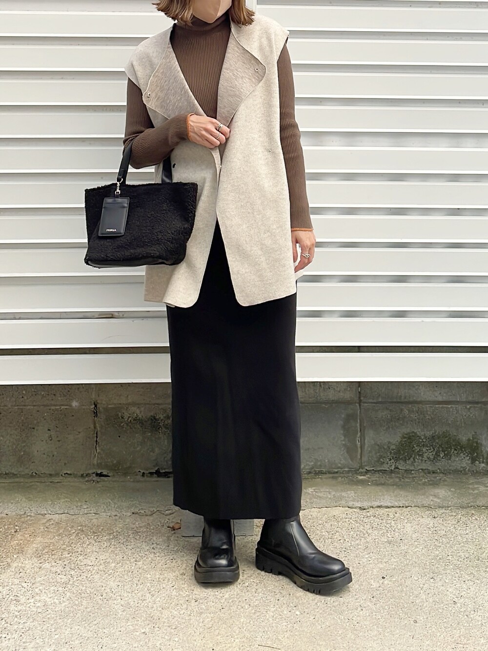 「秋服、大人カジュアル、低身長コーデ、きれいめカジュアル、ブーツ、ボアバッグ、シンプルコーデ」｜「MURUAのMURUA (ムルーア) トートバッグ ボア MR-B1081（トートバッグ、ブラック系）」を使った、moyooonnさん（レディース・152cm）の秋コーディネートの1枚目の写真
