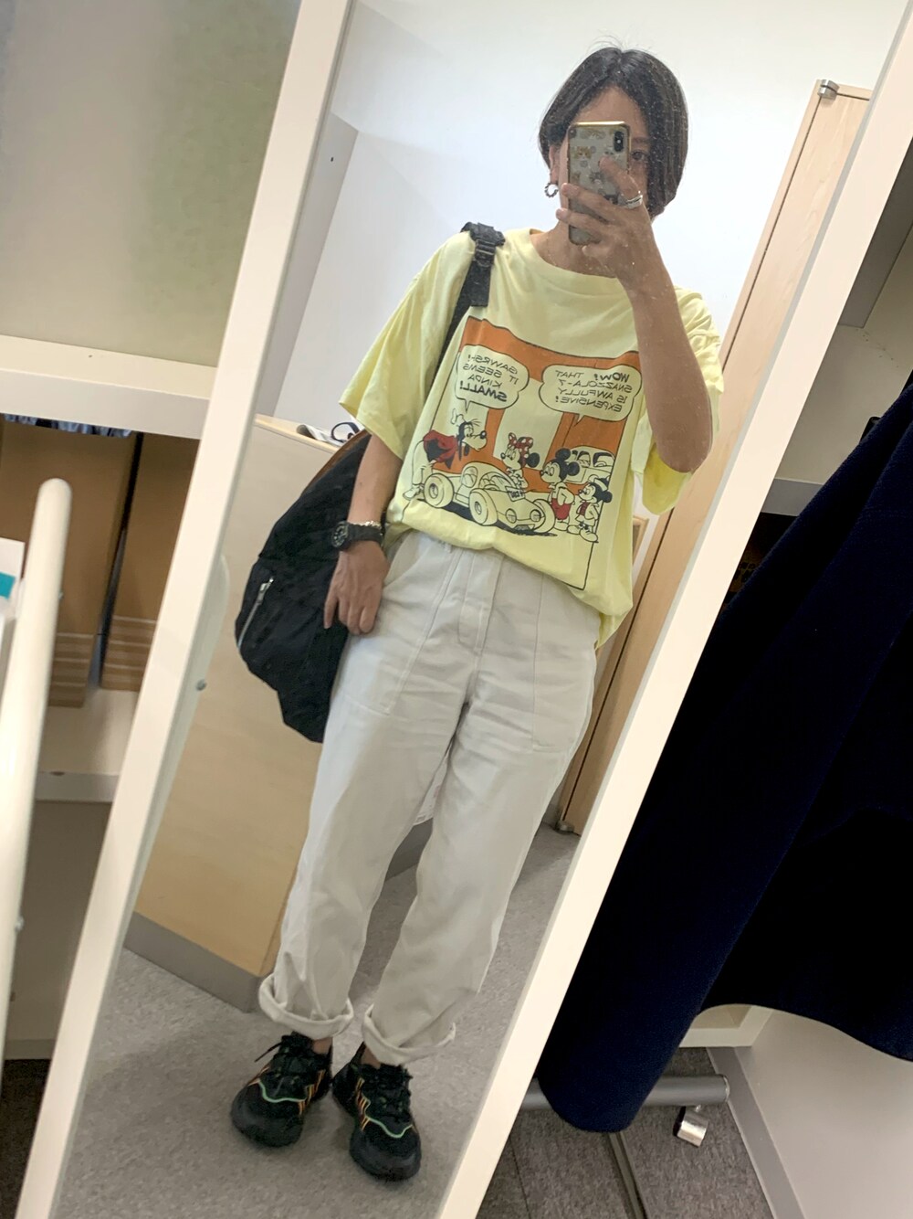 「通勤コーデ、40代ファッション、ラクチンコーデ、白パンツ、黒スニーカー、PORTER、adidas、FRAMeWORK、moussy、PHILIPPE AUDIBERT、Baby-G、オトナカジュアル、パンツコーデ」｜「Disney SERIES CREATED by MOUSSYのMD ONE FRAME Tシャツ（Tシャツ/カットソー、イエロー系）」を使った、さぼまま㊻さん（レディース・158cm）の秋コーディネートの1枚目の写真