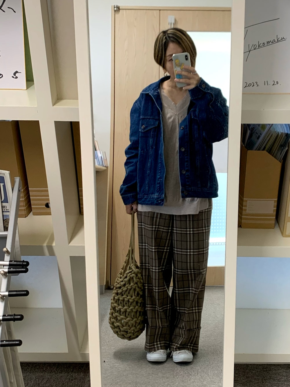 「通勤コーデ、通勤スタイル、カジュアル、カジュアルコーデ、40代ファッション、40代女性、40代、デニムジャケット、ジージャン、チェックパンツ、着回しコーデ、古着MIX、シンプルコーデ、今日のコーデ、ootd」｜「ALIENINAの【ALIENINA/アリエニーナ】ショルダーバッグ　ハンドメイド　コットンロープ　KATI BAG（ショルダーバッグ、ブラウン系）」を使った、さぼまま㊻さん（レディース・158cm）の春コーディネートの1枚目の写真