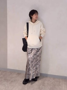 「アイテム（パーカー、ホワイト系）」を使った、つーさんさん（レディース・164cm）の冬コーディネート