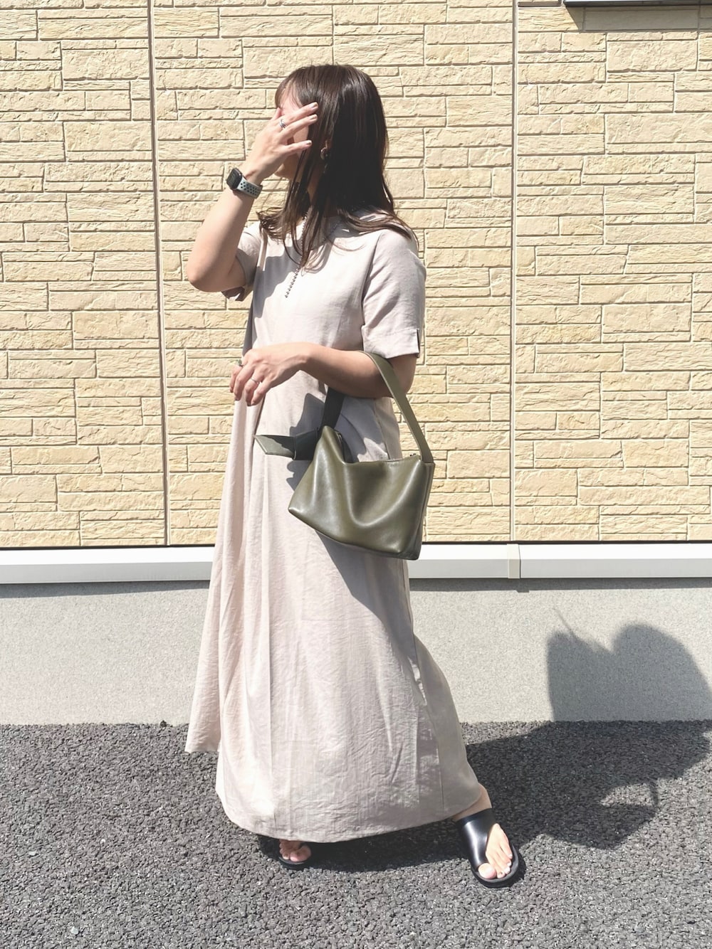 「大人カジュアル、お出かけコーデ、今日のコーデ、低身長、ミニバッグ、シンプルコーデ、ワンピース」｜「STYLEMIXERのスクエアワンハンドルバッグ（ハンドバッグ、グリーン系）」を使った、me.さん（レディース・154cm）の秋コーディネートの1枚目の写真