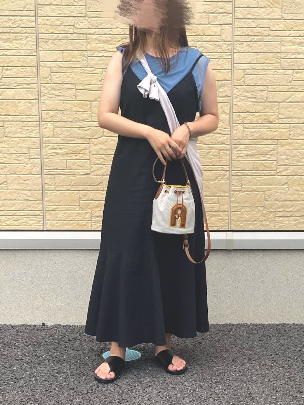 「カジュアル、シンプル、おしゃれさんと繋がりたい、夏、夏コーデ、キャミワンピ、ぽっちゃり」｜「LOWRYS FARMのアシメトングサンダル　832071（サンダル、ブラック系）」を使った、me.さん（レディース・154cm）の夏コーディネートの1枚目の写真