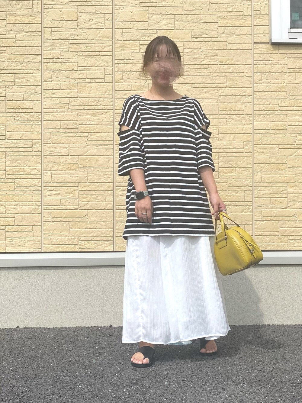 「夏、スカート、着回しコーデ、サンダル、ビッグシルエット、ボーダー、ぽっちゃり」｜「w closetのボーダーショルダースリットTシャツ（Tシャツ/カットソー、ブラック系）」を使った、me.さん（レディース・154cm）の夏コーディネートの1枚目の写真