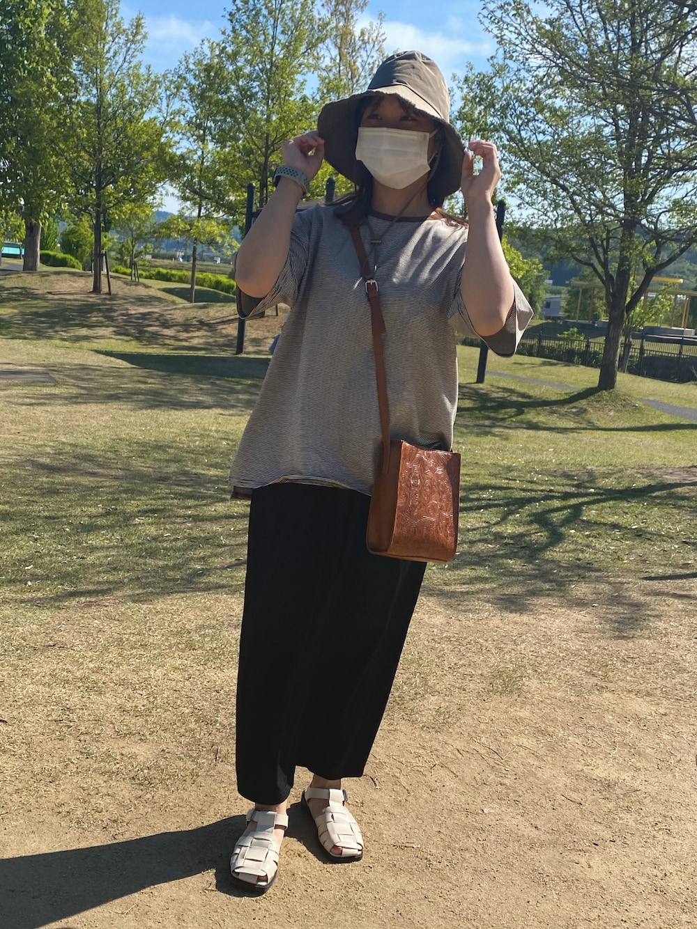 「大人カジュアル、初夏コーデ、カジュアルコーデ、パンツスタイル、ゆるコーデ、シンプル、夏コーデ、低身長コーデ、今日のコーデ、リラックススタイル、おしゃれさんと繋がりたい、ぽっちゃり」｜「FREAK'S STOREの▽【WEB限定】ボーダーTシャツ（Tシャツ/カットソー、ブラウン系）」を使った、me.さん（レディース・154cm）の春コーディネートの1枚目の写真