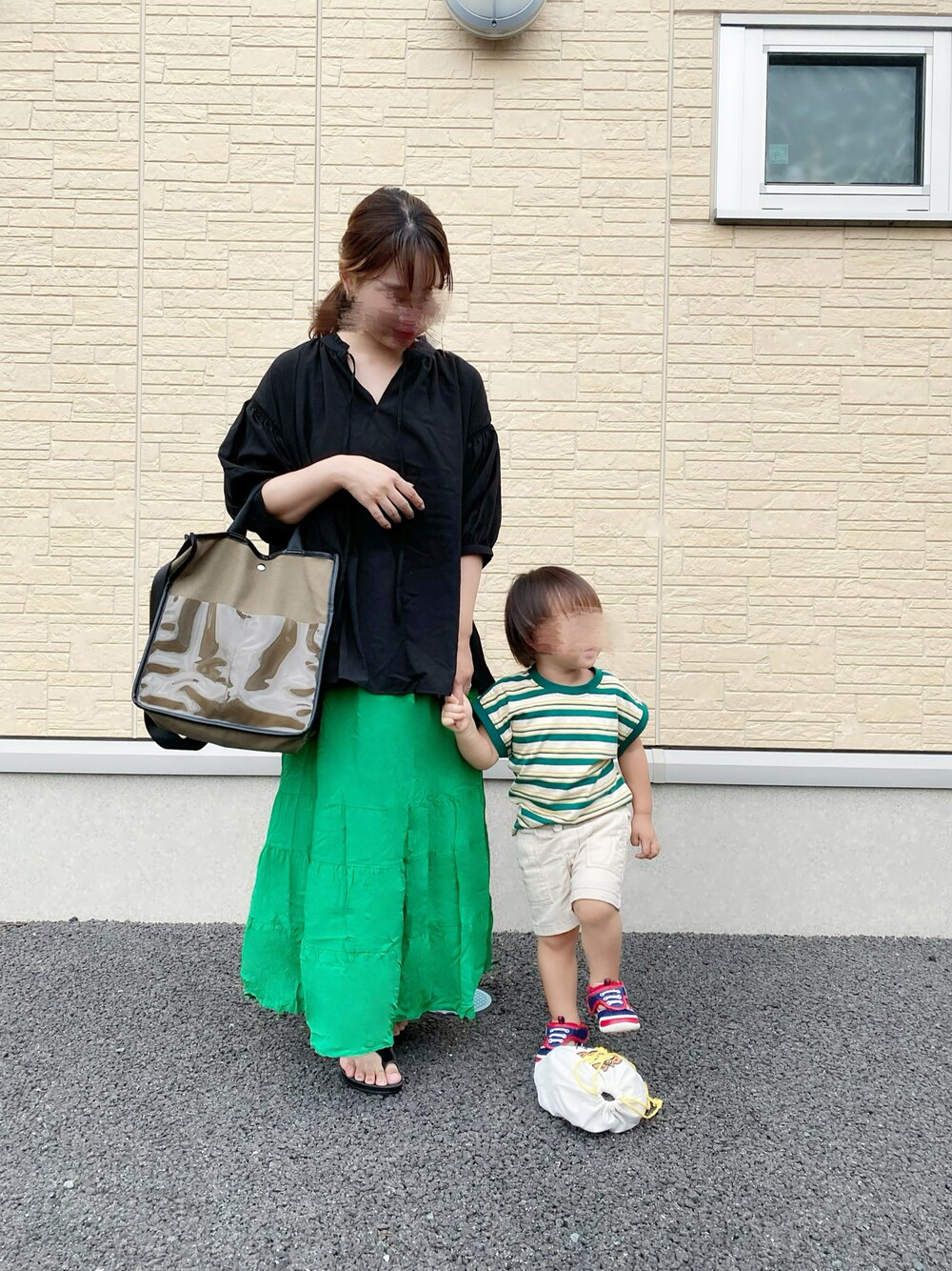 「休日コーデ、ラクチンコーデ、夏コーデ、大人女子、カラーコーデ、グリーン、ママコーデ、ぽっちゃり、シンプル」｜「ITEMS URBANRESEARCHのカフタンブラウス（シャツ/ブラウス、ブラック系）」を使った、me.さん（レディース・154cm）の夏コーディネートの1枚目の写真