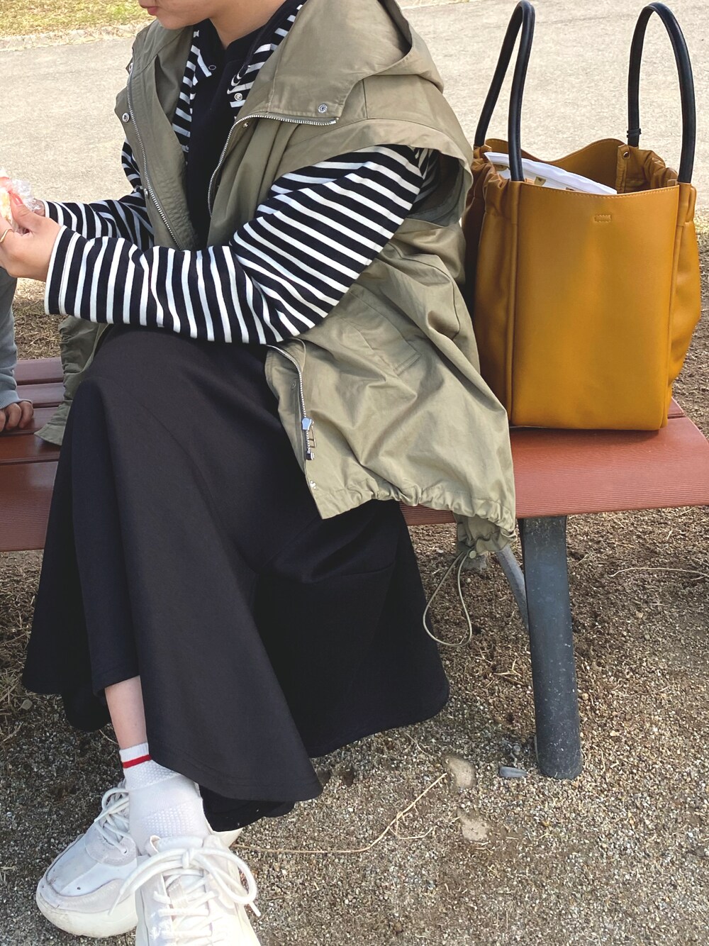 「ごきげんウィーク、大人カジュアル、低身長コーデ、お出かけコーデ、ぽっちゃり、おしゃれさんと繋がりたい、ボーダー、ミリタリー、白スニーカー」｜「Re:EDITのとろみダンボールマーメイドワンピース（ワンピース、ブラック系）」を使った、me.さん（レディース・154cm）の春コーディネートの1枚目の写真