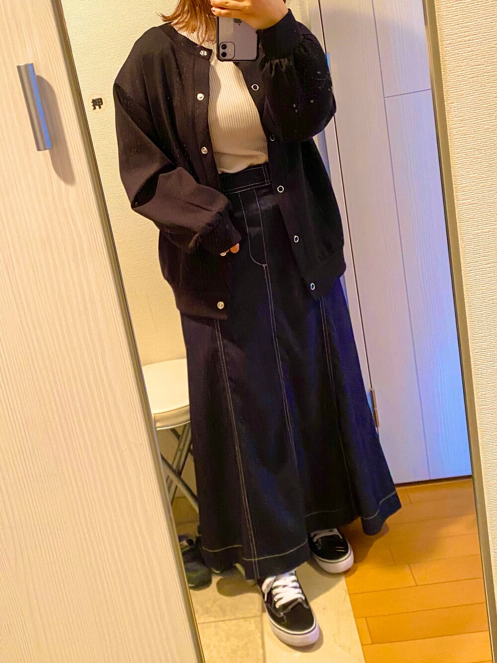 「シンプルコーデ、カジュアル、大人カジュアル、モノトーンコーデ、春コーデ、プチプラ、ママファッション、デニム、しまむら、マーメイドスカート、ゆるコーデ、おしゃれさんと繋がりたい、今日のコーデ、ママコーデ、プチプラコーデ」｜「UNIQLOのアイテム（ニット/セーター、グレー系）」を使った、me.さん（レディース・154cm）の冬コーディネートの1枚目の写真