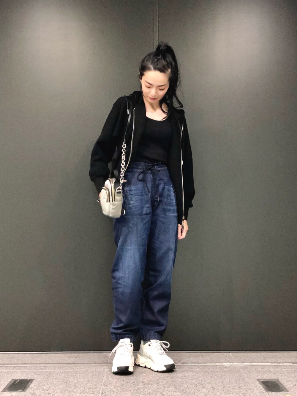 「休日スタイル、大人カジュアル、シンプル、パンツスタイル、白スニーカー、ootd、デニム、カジュアル、ブラック、ストレートデニム」｜「DIESELのレディース ナイロン ミニ ショルダーバッグ（ショルダーバッグ、シルバー系）」を使った、Naruさん（レディース・160cm）の夏コーディネートの1枚目の写真