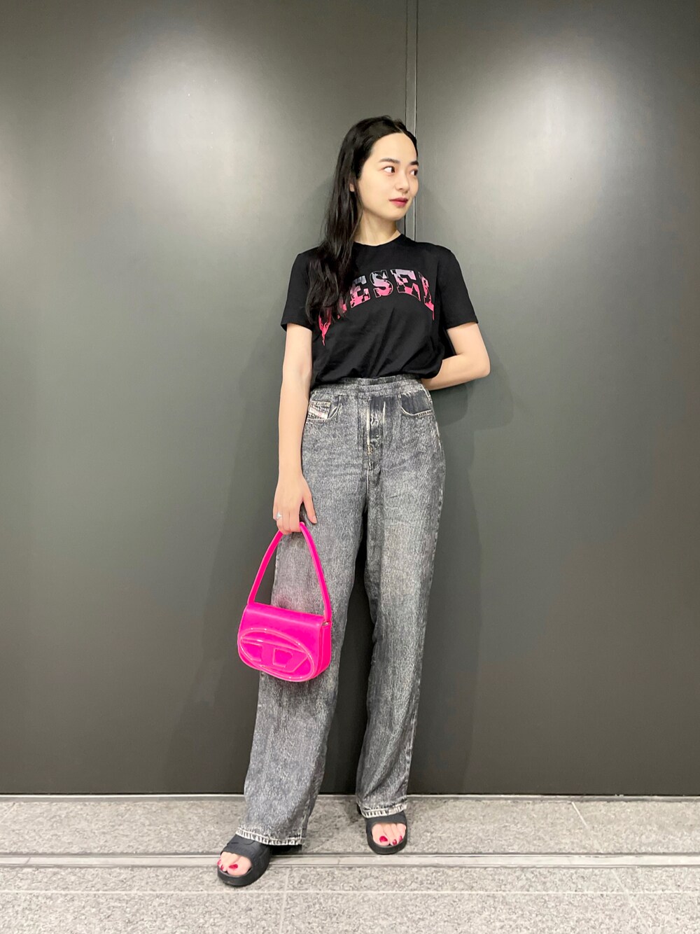 ブラック系のTシャツ/カットソー、ブラック系のその他パンツ、ピンク系のショルダーバッグを着用したレディースの春コーディネートの1枚目の写真