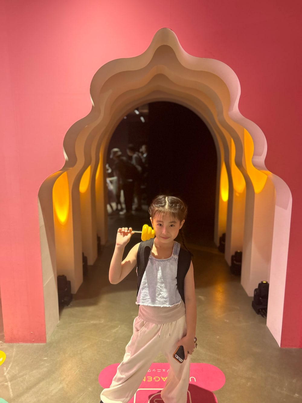 「お出かけコーデ、デニム、キャミソール、スウエット」｜「ZARA KIDSのアイテム（トップス、ブルー系）」を使った、Ripiさん（キッズ・122cm）の夏コーディネートの1枚目の写真