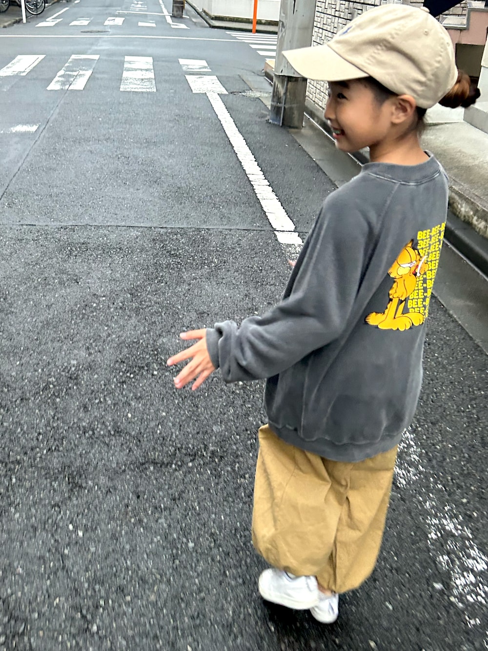 「キッズコーデ、小学生、ローリーズファーム(LOWRYS FARM)、HIPHOP、ダンスコーデ、キャップ、秋コーデ」｜「LOWRYS FARMのＧＡＲＦＩＥＬＤＢＩＧウラケ　142355（スウェット、グレー系）」を使った、Ripiさん（キッズ・125cm）の秋コーディネートの1枚目の写真