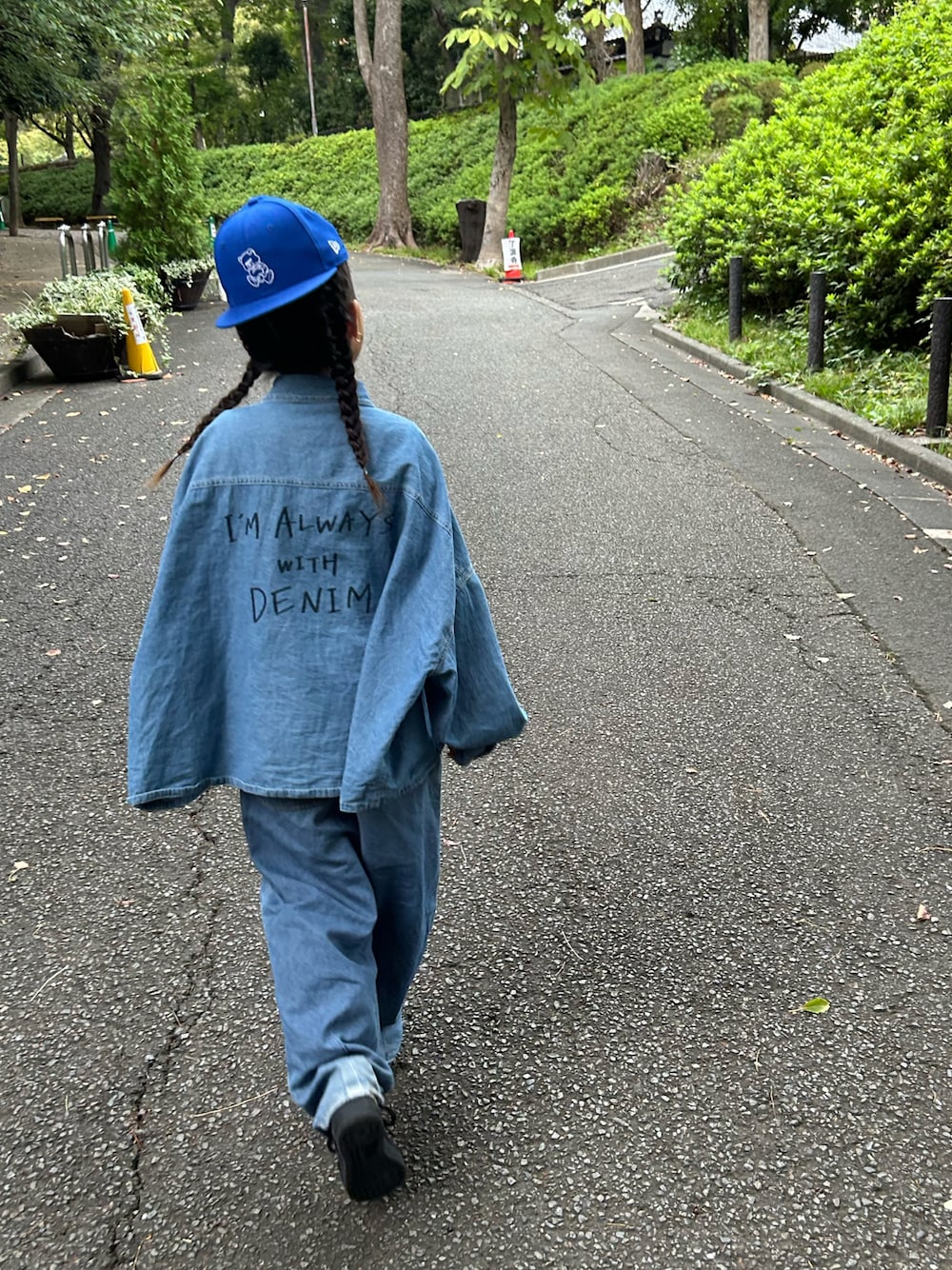 ブルー系のデニムパンツ、ブルー系のシャツ/ブラウス、ブラック系のスニーカーを着用したキッズの秋コーディネートの1枚目の写真