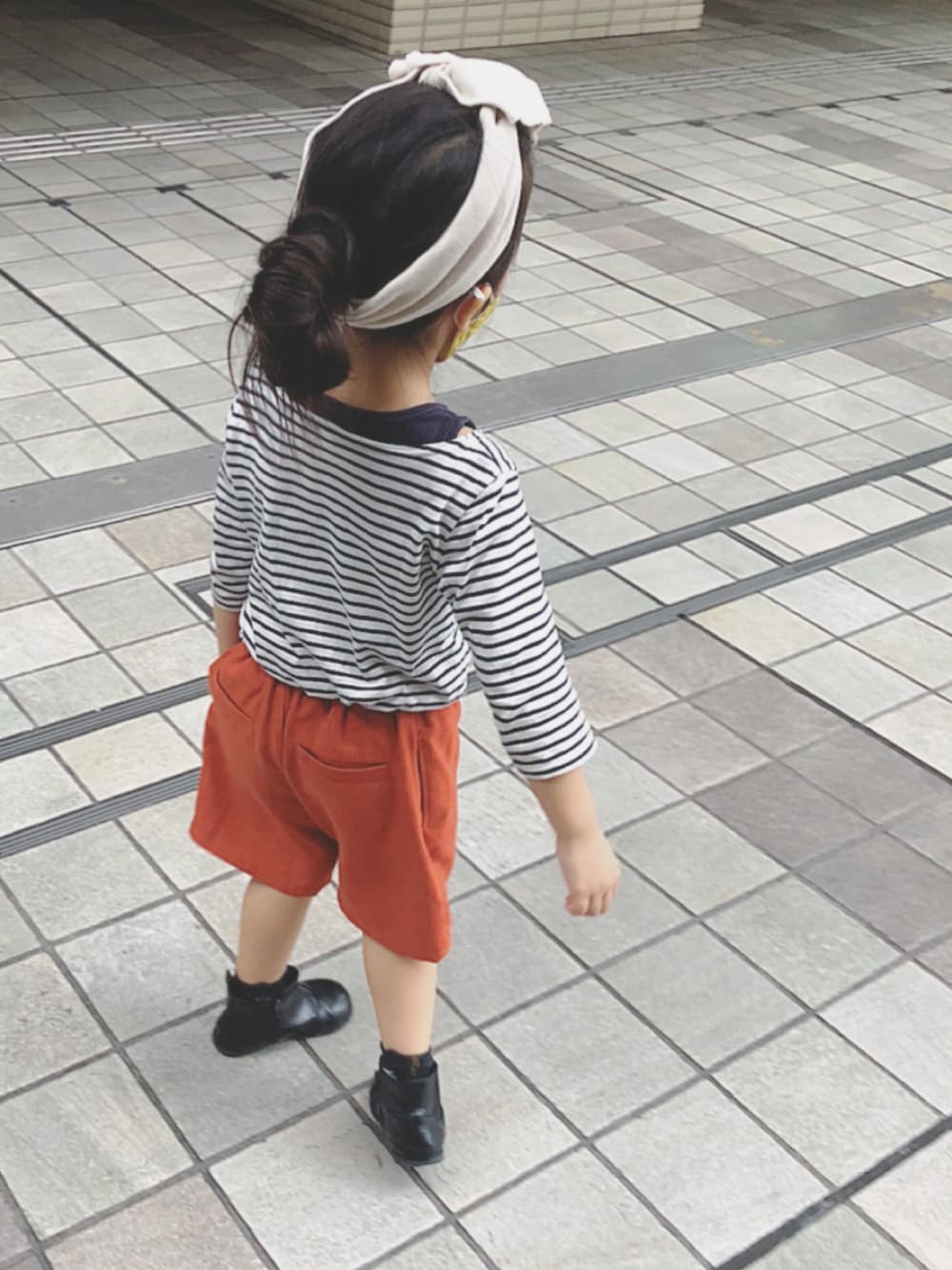「秋コーデ、ブーツ、オレンジ、小学生、ボーダー、無印良品」｜「CIAOPANIC TYPYの【CIAOPANIC TYPY lil'】BIGリブリボンターバン（ヘアバンド、ホワイト系）」を使った、Ripiさん（キッズ・110cm）の秋コーディネートの1枚目の写真
