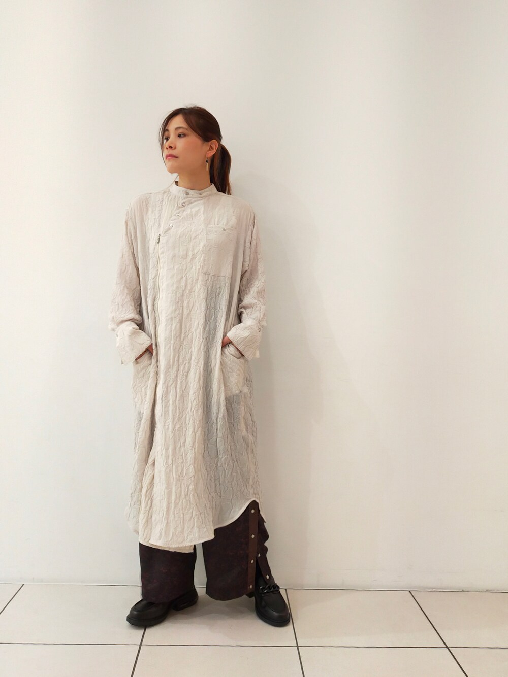 「シンプル、大人コーデ、パンツスタイル、カジュアルコーデ、ラクチンコーデ、大人ガーリー、B2nd、秋冬コーデ、ビーセカンド、ファッションの力を信じよう」｜「EARIHのEARIH(アーリ) ASYMMETRY ZIP DRESS/OD2002（ワンピース、ベージュ系）」を使った、kimmyさん（レディース・162cm）の秋コーディネートの1枚目の写真
