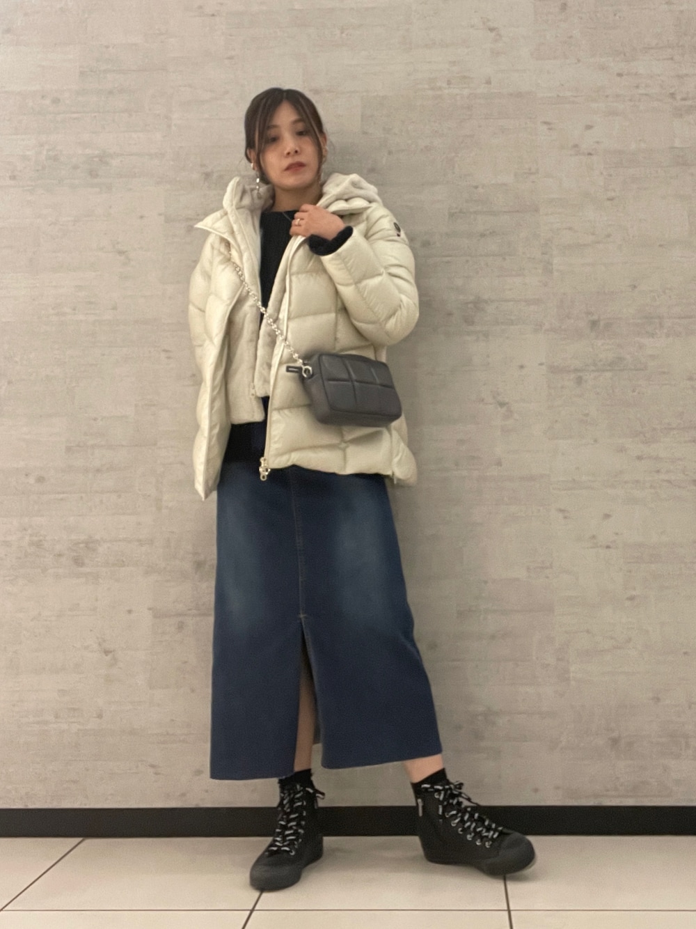 「カジュアル、休日スタイル、冬コーデ、白ダウン、オトナカジュアル、デニムロングスカート、ラクチンコーデ、あったかコーデ、ビーセカンド、B2nd」｜「CAPEHORNのCAPEHORN（ケープホーン）ALVAREZ/エコファーコンビダウン（ダウンジャケット/コート、ホワイト系）」を使った、kimmyさん（レディース・162cm）の秋コーディネートの1枚目の写真