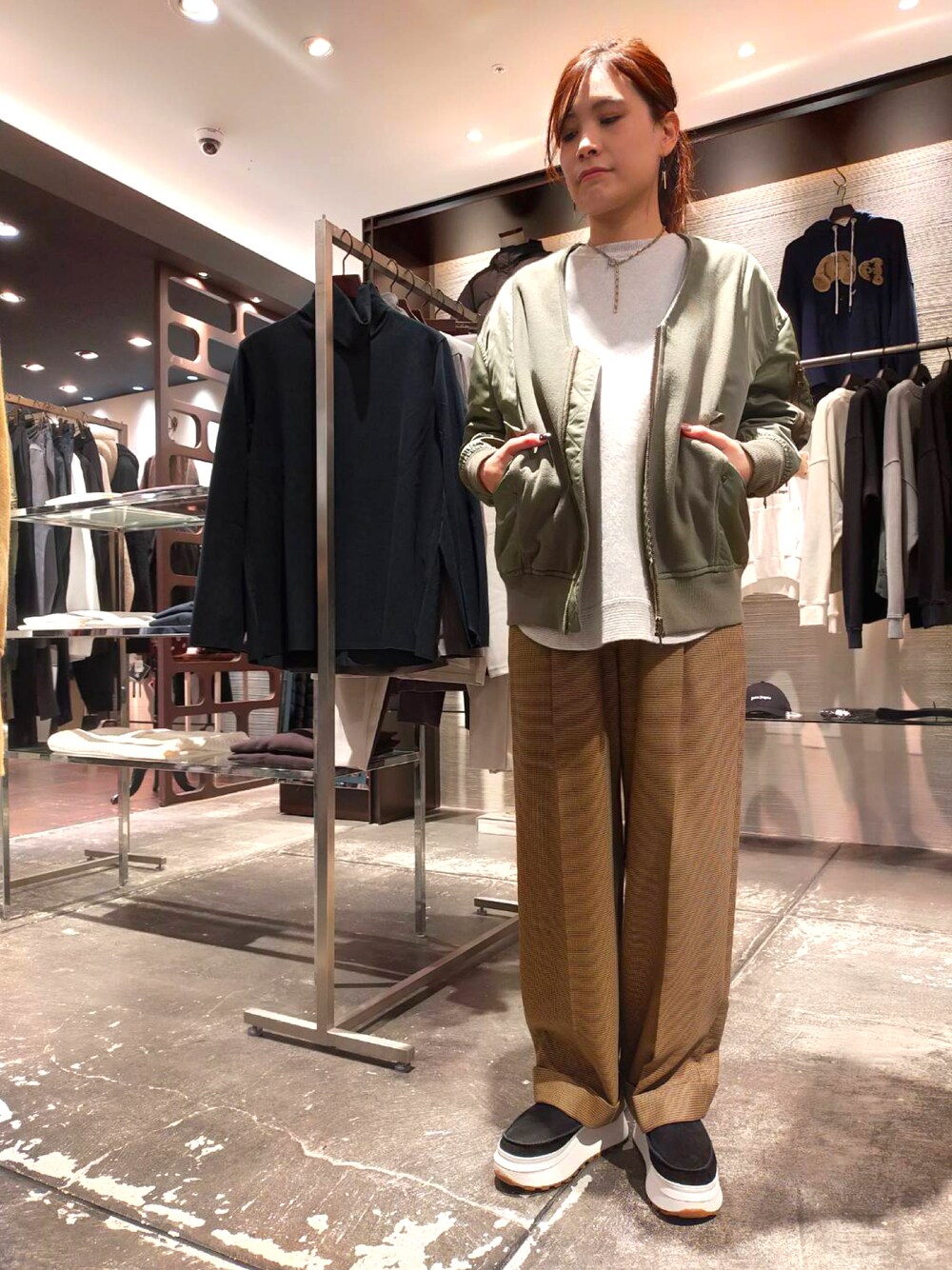 「秋のコーデ、休日スタイル、お出かけコーデ、大人コーデ、秋服、ラクチンコーデ、B2nd、オトナカジュアル、ビーセカンド、ファッションの力を信じよう」｜「IJIIT&Co.のIJIIT&Co. (イジットアンドコー)  別注ノーカラーMA1ジャケット/ 5213J35030（MA-1、グリーン系）」を使った、kimmyさん（レディース・162cm）の秋コーディネートの1枚目の写真