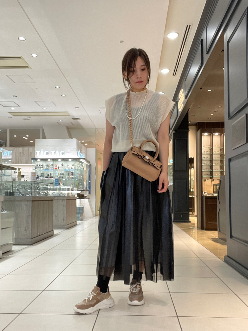 「オトナカジュアル、お出かけコーデ、初秋コーデ、楽チンコーデ、きれいめカジュアル、キレイめ、大人可愛い、シンプルコーデ、ビーセカンド、B2nd」｜「DROIT BELLOのDROIT BELLO(ドロイトベロ) PEARL LONG NECKLACE/パールロング変形ネックレス（ネックレス、シルバー系）」を使った、kimmyさん（レディース・162cm）の夏コーディネートの1枚目の写真