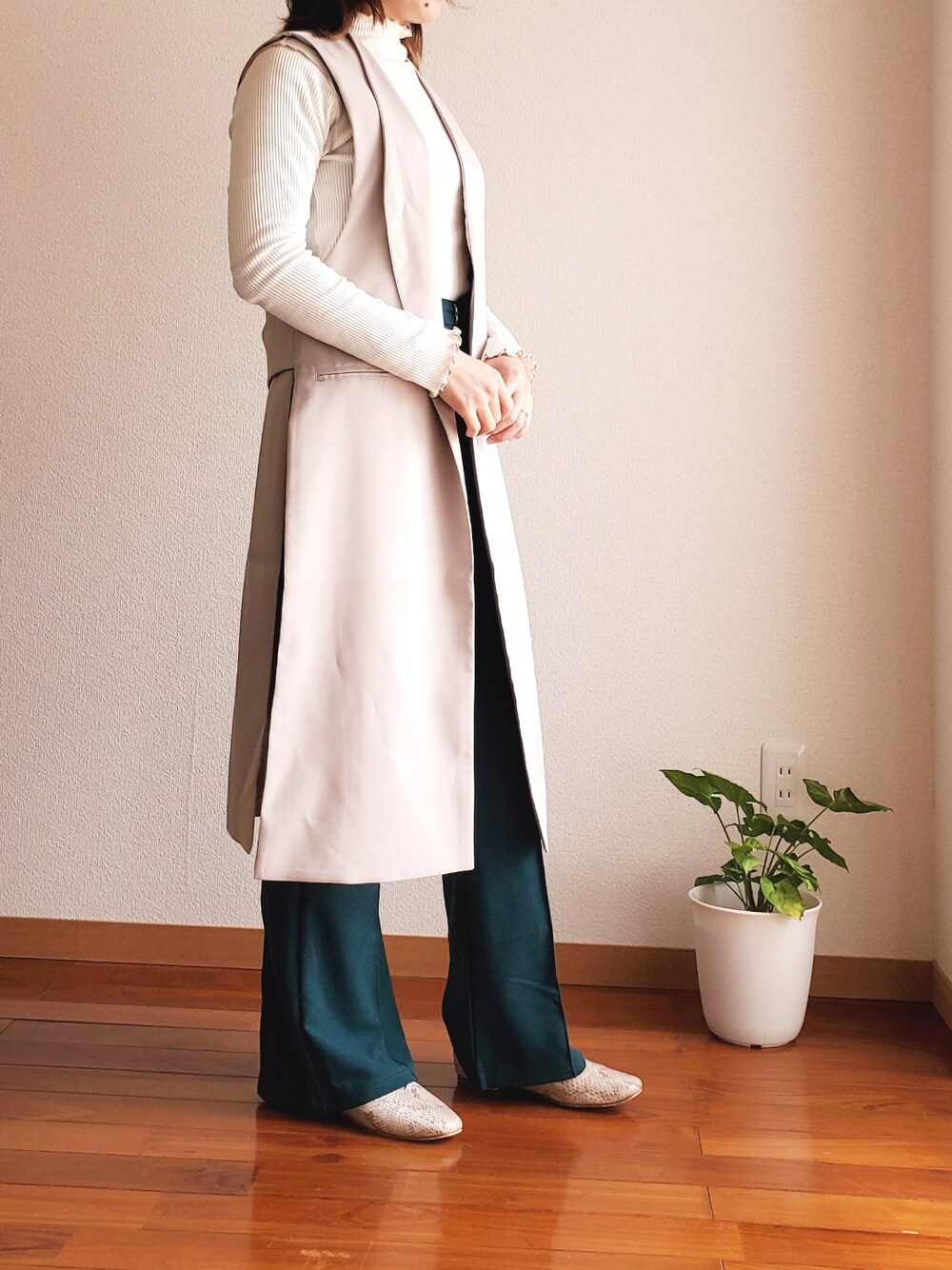 「GRLのロングジレ（ベスト、ベージュ系）」を使った、shokoさん（レディース・157cm）の春コーディネートの1枚目の写真