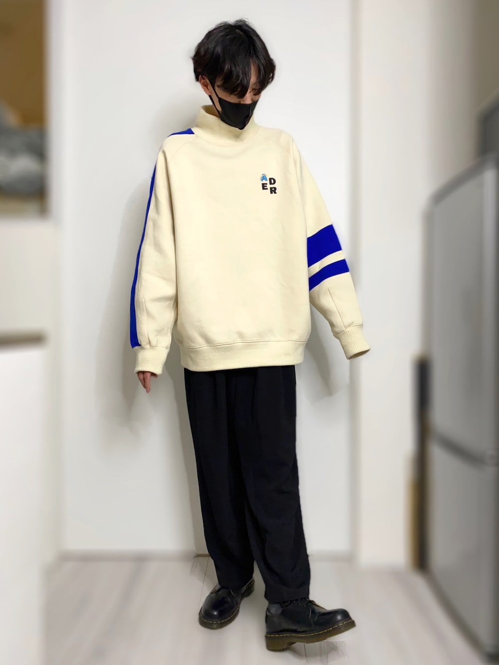 「私の推しブランド、休日スタイル、ゆるコーデ、オトナカジュアル、お洒落さんとつながりたい、スラックス、いいね、save、フォローお願いします🤑、革靴、Dr.Martens、カジュアルコーデ、オーバーサイズ、スウェット、ロゴスウェット、モノトーン、ブラック」｜「KUUUPYの2Tuck Easy Tapered Pants - 2タックイージーテーパードパンツ（スラックス、ブラック系）」を使った、Natsuさん（メンズ・175cm）の冬コーディネートの1枚目の写真