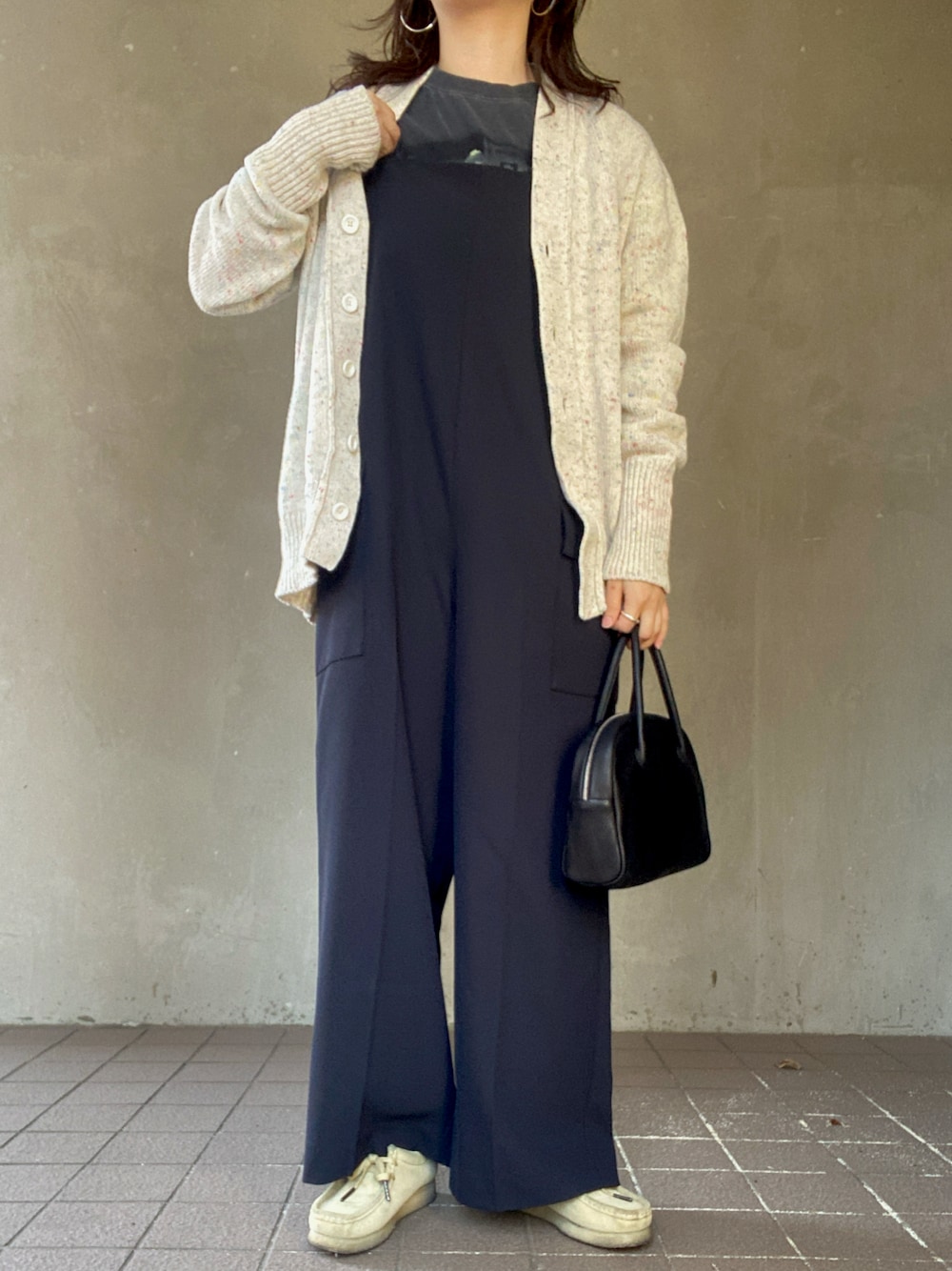 「ootd、休日スタイル、今日のコーデ、春コーデ、オトナ女子、大人カジュアル、骨格ストレート、カーディガン、Tシャツ、オーバーオール、ハンドバッグ、おしゃれさんと繋がりたい、いいね、save、フォローお願いします🤑」｜「FREAK'S STOREのStranger Things/ストレンジャーシングス　未知の世界 Stranger Things Photo Short Sleeve T-shirt/ ストレンジャーシングス フォトTシャツ（Tシャツ/カットソー、グレー系）」を使った、温流さん（レディース・159cm）の春コーディネートの1枚目の写真