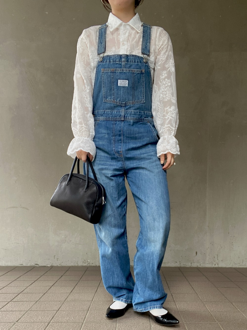「ootd、休日スタイル、今日のコーデ、夏コーデ、さらっと晴れやかスナップ、きれいめカジュアル、オトナ女子、シアートップス、レース、オーバーオール、デニム、ハンドバッグ、おしゃれさんと繋がりたい、いいね、save、フォローお願いします🤑」｜「Levi'sの＜LEVI’S（リーバイス）＞DEAD STONE デニムオーバーオール（サロペット/オーバーオール、ブルー系）」を使った、温流さん（レディース・161cm）の夏コーディネートの1枚目の写真