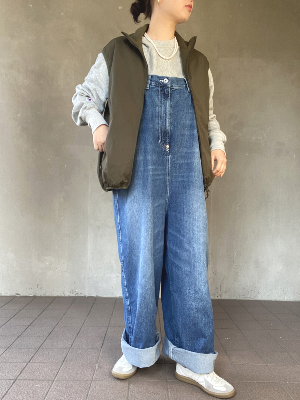 「ootd、休日スタイル、今日のコーデ、秋コーデ、レイヤードスタイル、お出かけコーデ、オトナカジュアル、スウェット、ダウンベスト、サロペット、ジャーマントレーナー、おしゃれさんと繋がりたい、いいね、save、フォローお願いします🤑」｜「DAIWA PIER39のDAIWA PIER39 | W's TECH REVERSIBLE MIL ECWCS STAND VEST WOMEN（ジャケット/アウター、グリーン系）」を使った、温流さん（レディース・159cm）の秋コーディネートの1枚目の写真