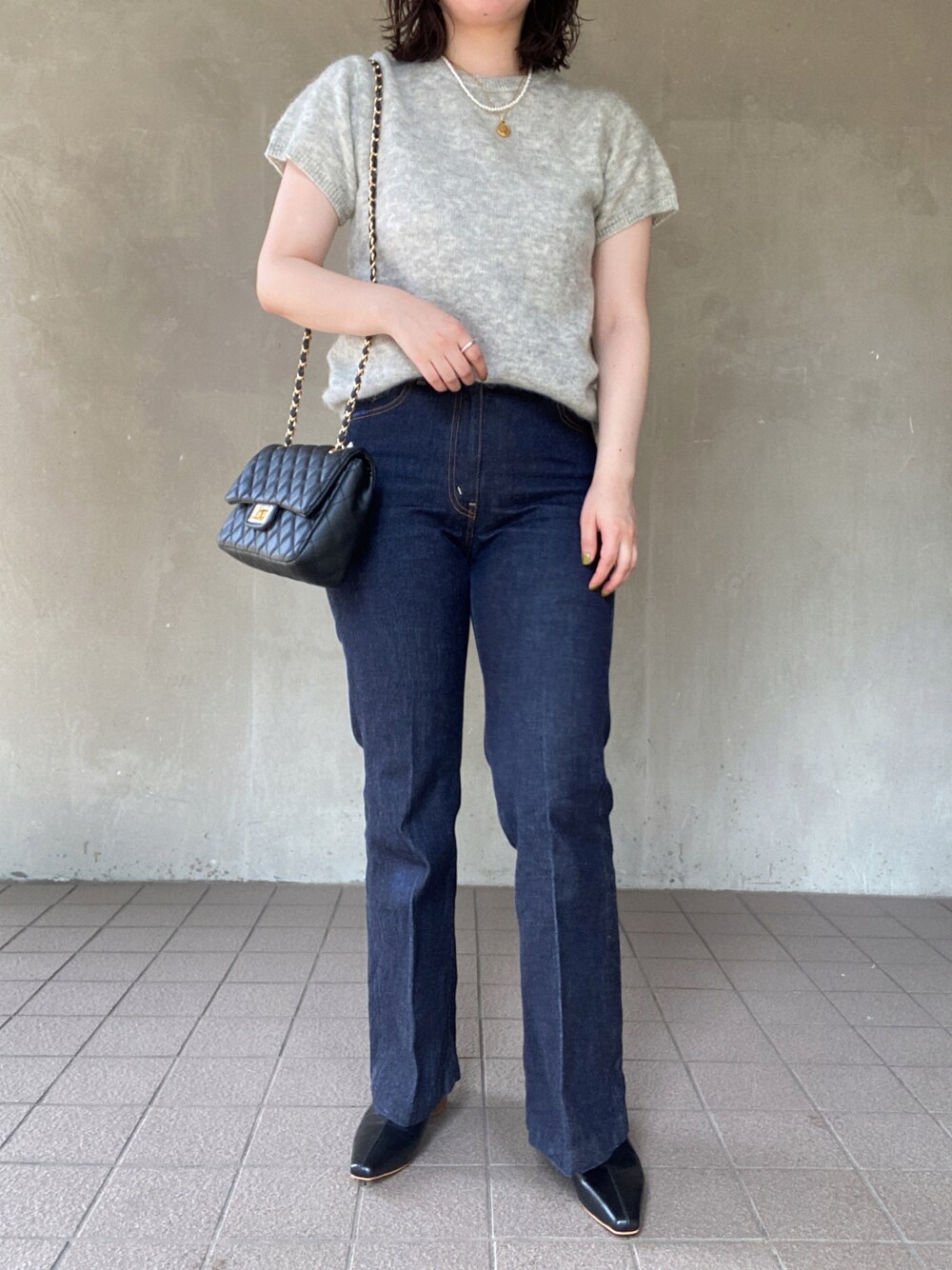 「ootd、休日スタイル、今日のコーデ、春夏コーデ、シンプルコーデ、きれいめカジュアル、低身長コーデ、パールネックレス、ニット、デニム、ショルダーバッグ、おしゃれさんと繋がりたい、いいね、save、フォローお願いします🤑」｜「SLOBE IENAの【AMERICAN VINTAGE/アメリカンヴィンテージ】ハーフスリーブニット（ニット/セーター、グレー系）」を使った、温流さん（レディース・160cm）の春コーディネートの1枚目の写真