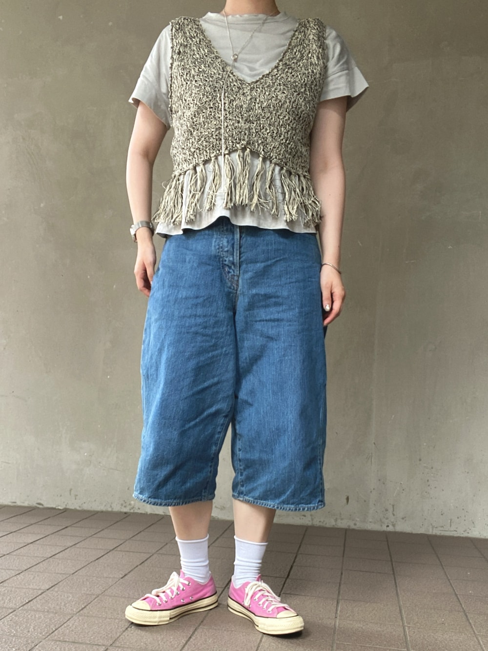 「ootd、休日スタイル、今日のコーデ、夏コーデ、夏ルックで気分アップ、レイヤードスタイル、シンプルスタイル、オトナカワイイ、スニーカーコーデ、Tシャツ、ベスト、ハーフパンツ、コンバース、おしゃれさんと繋がりたい、いいね、save、フォローお願いします🤑」｜「UNFILのunfil | ハニカムメッシュ フリンジトップス WOMEN（ニット/セーター、ブラック系）」を使った、温流さん（レディース・160cm）の夏コーディネートの1枚目の写真