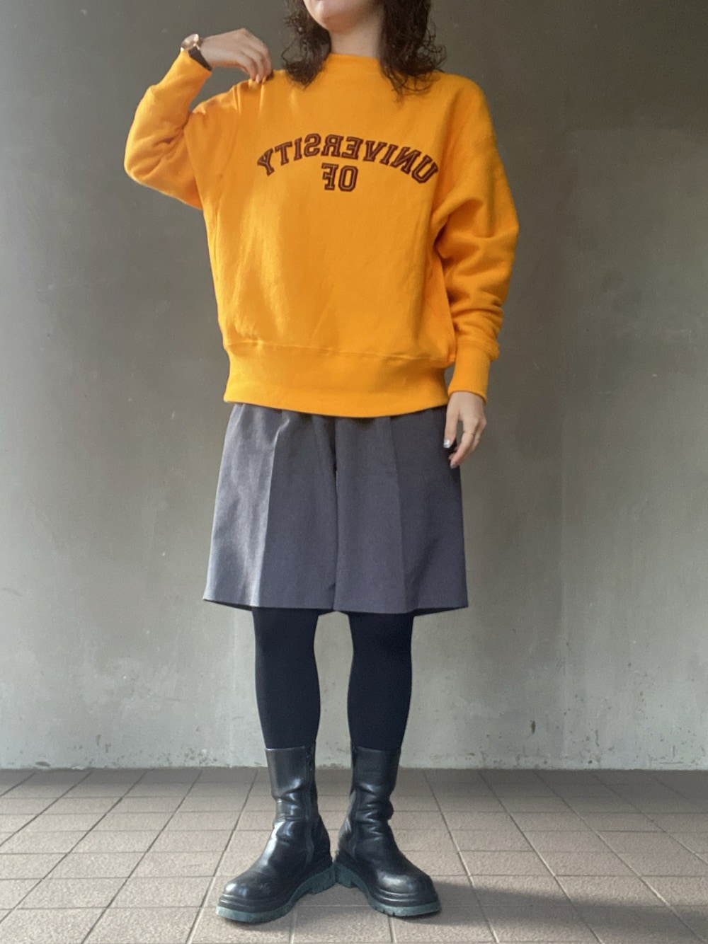 「ootd、休日スタイル、今日のコーデ、秋コーデ、カラーコーデ、シンプルスタイル、低身長コーデ、ゆるコーデ、ハロウィン、スウェット、ハーフパンツ、ブーツ、おしゃれさんと繋がりたい、いいね、save、フォローお願いします🤑」｜「SancaのSanca | コットン吊り裏毛 カレッジスウェット WOMEN（スウェット、ゴールド系）」を使った、温流さん（レディース・160cm）の秋コーディネートの1枚目の写真
