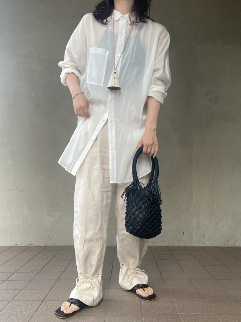 「ootd、休日スタイル、今日の服、夏コーデ、オトナカジュアル、キレイめ、お出かけコーデ、モノトーン、シンプルコーデ、パンツスタイル、シアーシャツ、トングサンダル、かごバッグ、おしゃれさんと繋がりたい、いいね、save、フォローお願いします🤑」｜「ADAM ET ROPE'のチュニックドルマンシャツ（シャツ/ブラウス、ホワイト系）」を使った、温流さん（レディース・161cm）の夏コーディネートの1枚目の写真