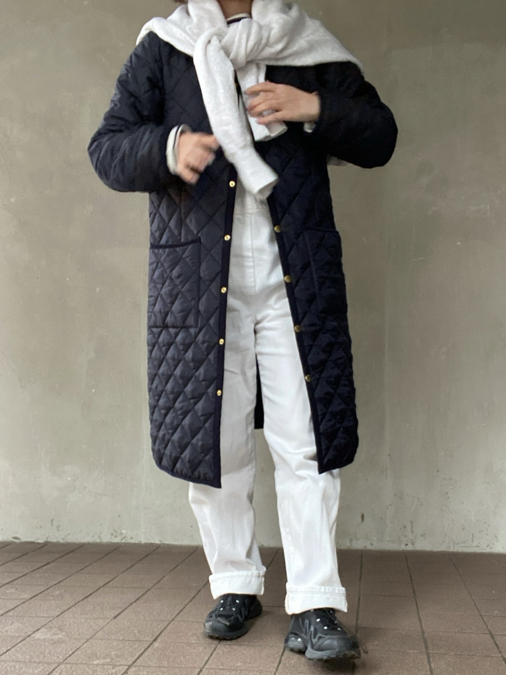 「ootd、休日スタイル、今日のコーデ、春コーデ、春めき満開コーデ、シンプルコーデ、きれいめカジュアル、キルティング、ボーダー、ベスト、サロペット、スニーカー、おしゃれさんと繋がりたい、いいね、save、フォローお願いします🤑」｜「Traditional WeatherwearのARKLEY LONG（ノーカラージャケット、ブルー系）」を使った、温流さん（レディース・160cm）の春コーディネートの1枚目の写真