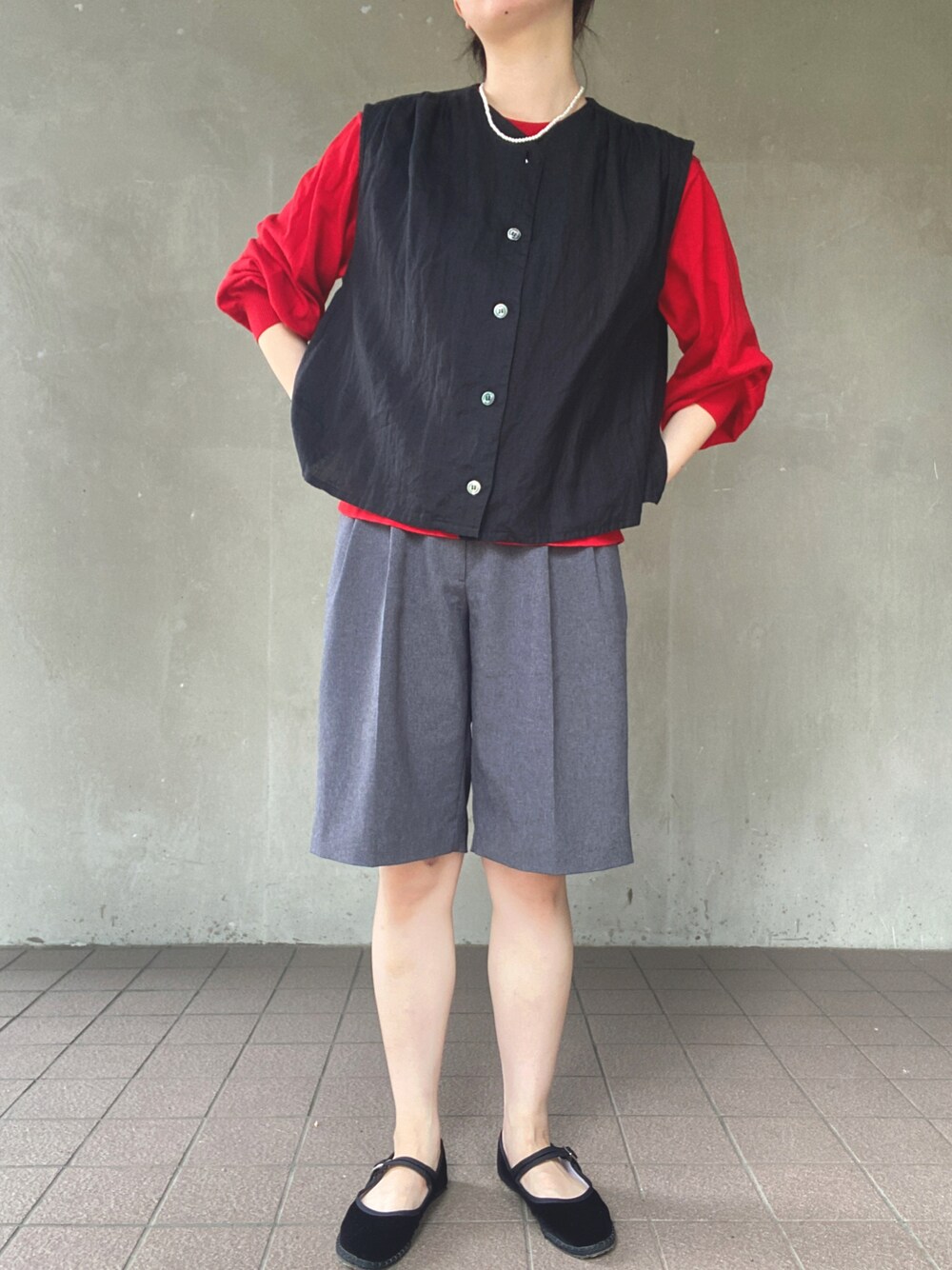 「ootd、休日スタイル、今日のコーデ、秋コーデ、大人カジュアル、カラー×コーデ、レイヤードスタイル、トラッド、ベスト、ハーフパンツ、おしゃれさんと繋がりたい、いいね、save、フォローお願いします🤑」｜「HAVERSACKのHAVERSACK | 〈別注〉リネンノースリーブシャツ WOMEN（シャツ/ブラウス、ブラック系）」を使った、温流さん（レディース・159cm）の秋コーディネートの1枚目の写真