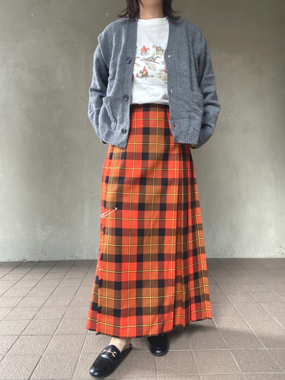 「ootd、休日スタイル、今日のコーデ、秋服まるっと大公開、秋コーデ、カラー×コーデ、プリントT、カーディガン、チェックスカート、ローファー、おしゃれさんと繋がりたい、いいね、save、フォローお願いします🤑」｜「BshopのHistory of Art | プリントTシャツ HORSE MEN（Tシャツ/カットソー、ホワイト系）」を使った、温流さん（レディース・159cm）の秋コーディネートの1枚目の写真