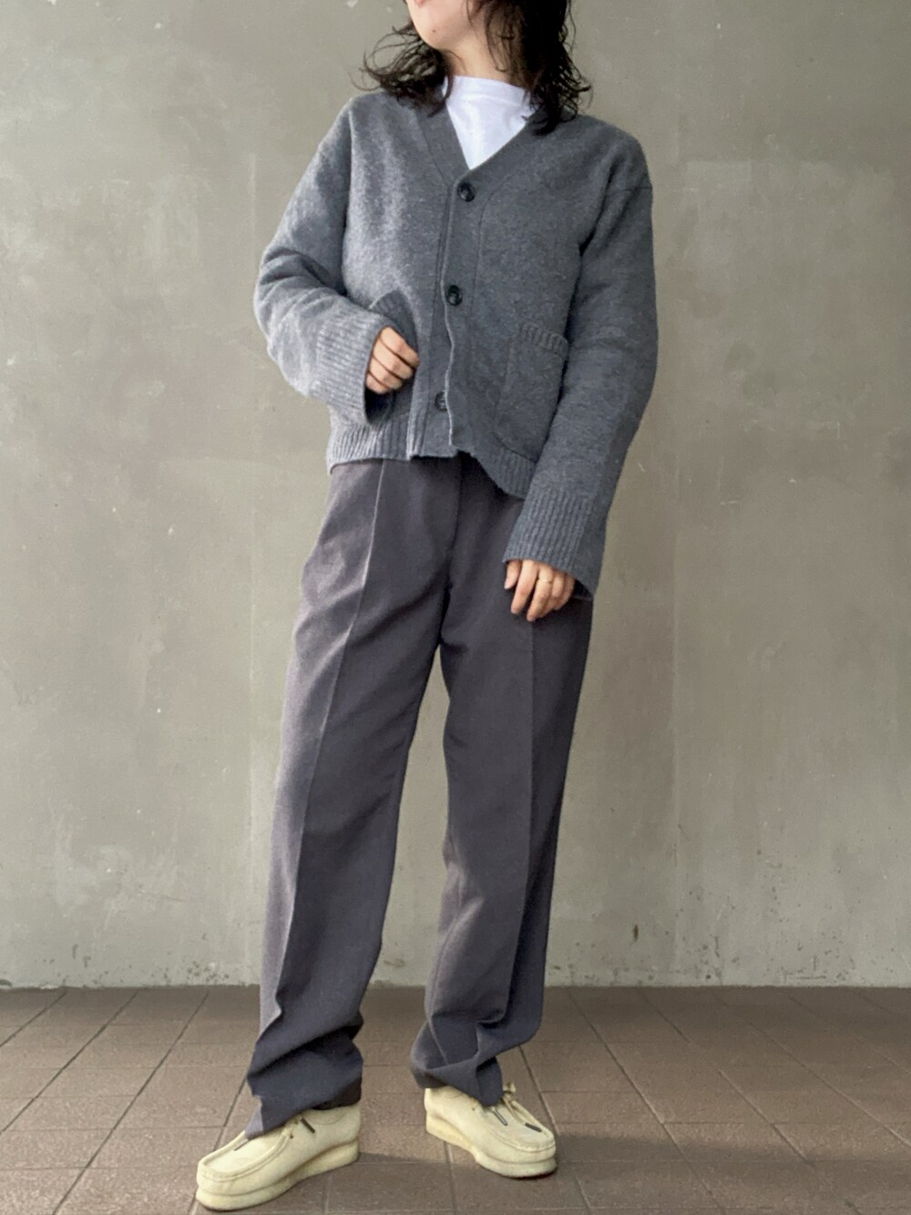 「ootd、休日スタイル、今日のコーデ、冬コーデ、WEARyouthコーデ、新星WEARISTAにエントリー、ワントーンコーデ、大人女子、グレー、白Tシャツ、カーディガン、スラックス、クラークス、おしゃれさんと繋がりたい、いいね、save、フォローお願いします🤑」｜「INSCRIREのINSCRIRE | ドルマンスリーブ スウェットプルオーバー WOMEN（スウェット、ホワイト系）」を使った、温流さん（レディース・159cm）の冬コーディネートの1枚目の写真