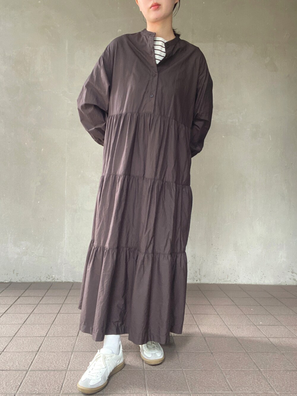 「ootd、休日スタイル、今日のコーデ、秋コーデ、きれいめカジュアル、ボーダー、ワンピース、ティアード、ブラウン、ジャーマントレーナー、おしゃれさんと繋がりたい、いいね、save、フォローお願いします🤑」｜「GYMPHLEXのGymphlex | バンドカラーティアードワンピース WOMEN（ワンピース、ブラウン系）」を使った、温流さん（レディース・159cm）の秋コーディネートの1枚目の写真