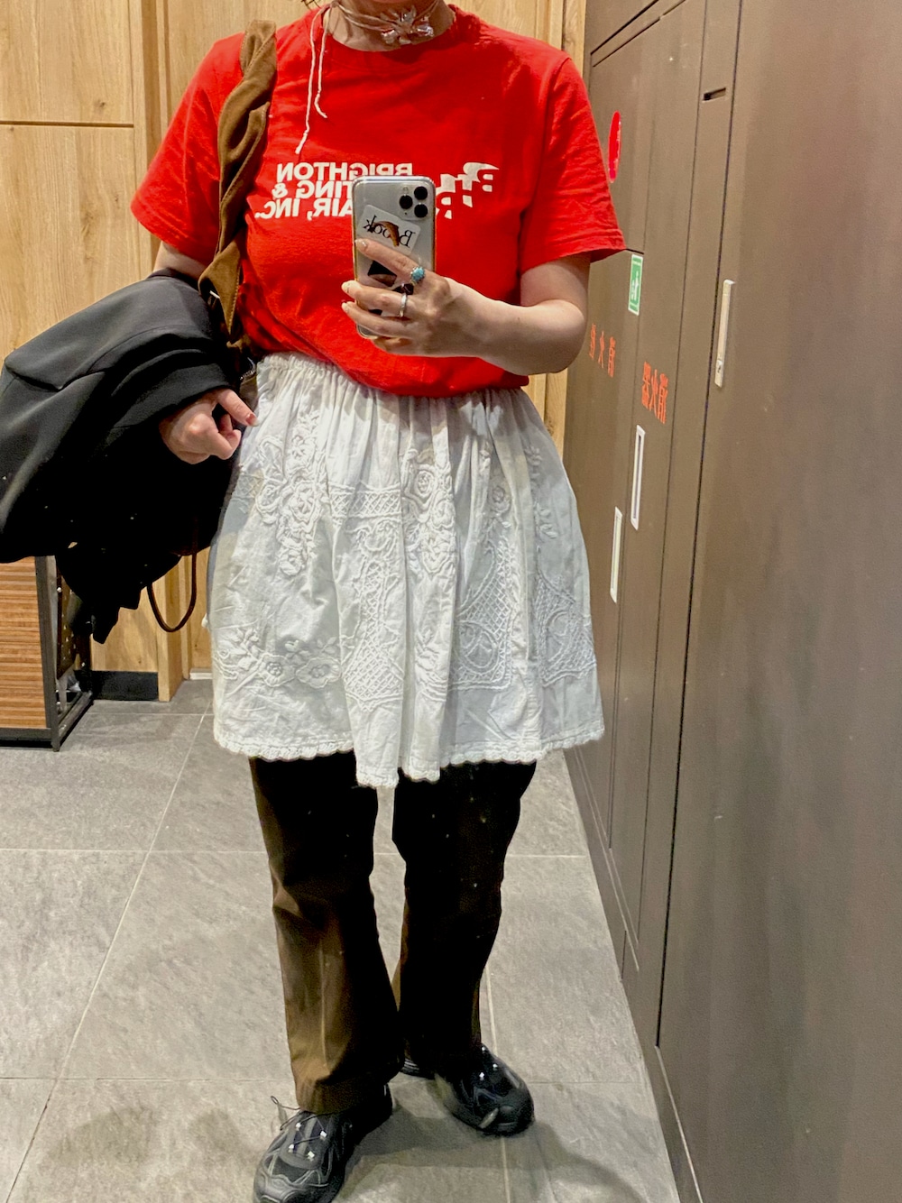 「ootd、休日スタイル、今日のコーデ、夏コーデ、お出かけコーデ、オトナカジュアル、レイヤードスタイル、カラーコーデ、チョーカー、プリントT、レース、チノパン、スニーカー、おしゃれさんと繋がりたい、いいね、save、フォローお願いします🤑」｜「SLOBE IENAのビンテージライクロゴTEE（Tシャツ/カットソー、レッド系）」を使った、温流さん（レディース・160cm）の夏コーディネートの1枚目の写真