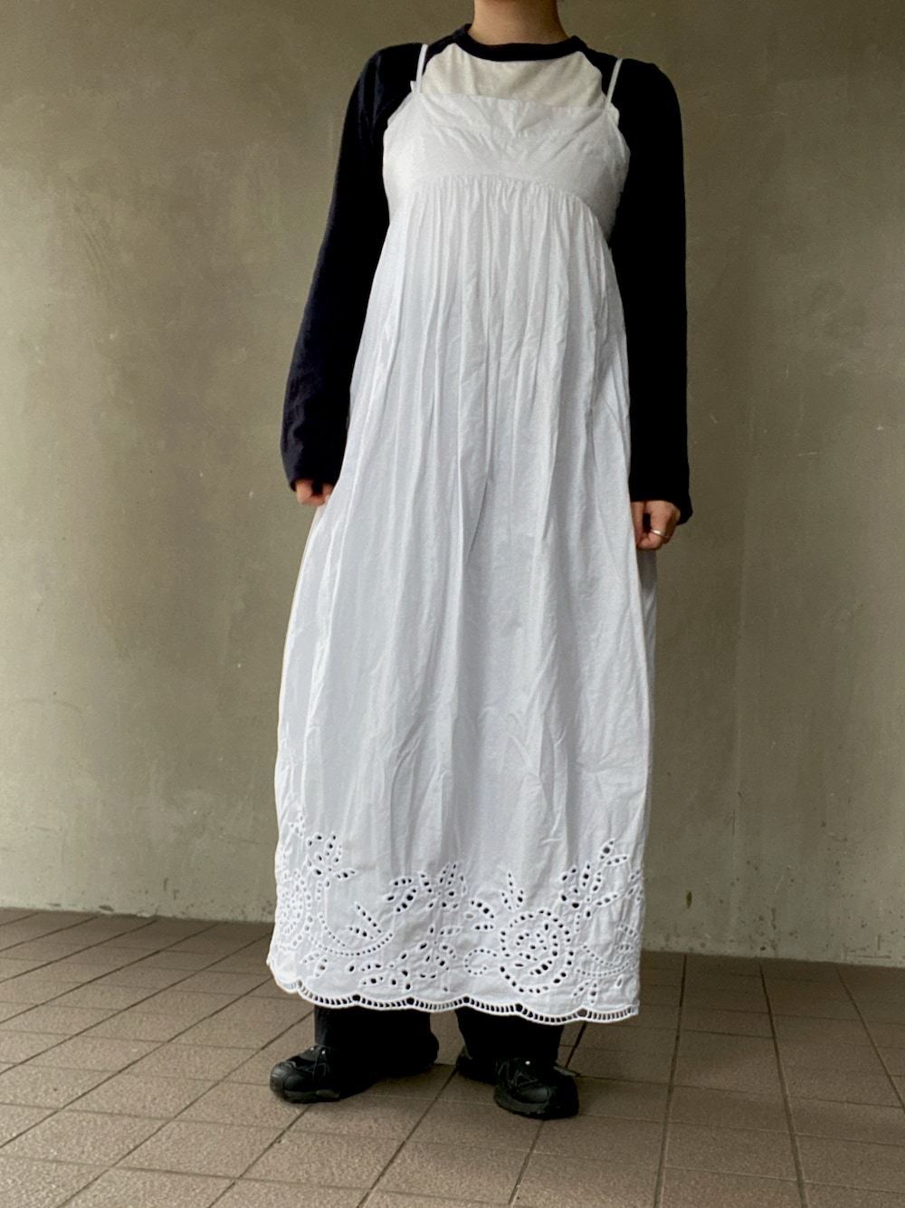 「ootd、休日スタイル、今日のコーデ、秋コーデ、秋服準備はじめました、お出かけコーデ、シンプルスタイル、レイヤードスタイル、ラグランTシャツ、キャミワンピ、スニーカー、おしゃれさんと繋がりたい、いいね、save、フォローお願いします🤑」｜「FilMelangeのFilMelange | 〈別注〉ベースボール 長袖Tシャツ WOMEN（Tシャツ/カットソー、ホワイト系）」を使った、温流さん（レディース・160cm）の秋コーディネートの1枚目の写真
