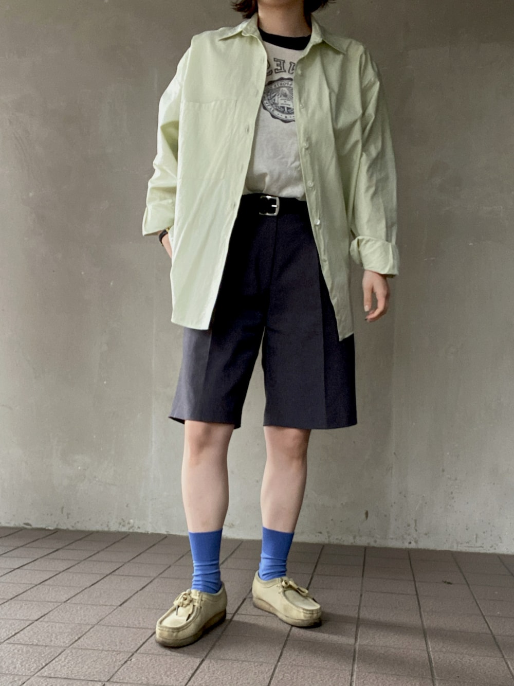 「ootd、休日スタイル、今日のコーデ、春夏コーデ、カラーコーデ、最近のいい感じコーデ、お出かけコーデ、パンツスタイル、シャツ、リンガーTシャツ、ハーフパンツ、カラーソックス、ワラビー、おしゃれさんと繋がりたい、いいね、save、フォローお願いします🤑」｜「BshopのINSCRIRE | 〈別注〉ロゴTシャツ （Tシャツ/カットソー、ベージュ系）」を使った、温流さん（レディース・160cm）の春コーディネートの1枚目の写真
