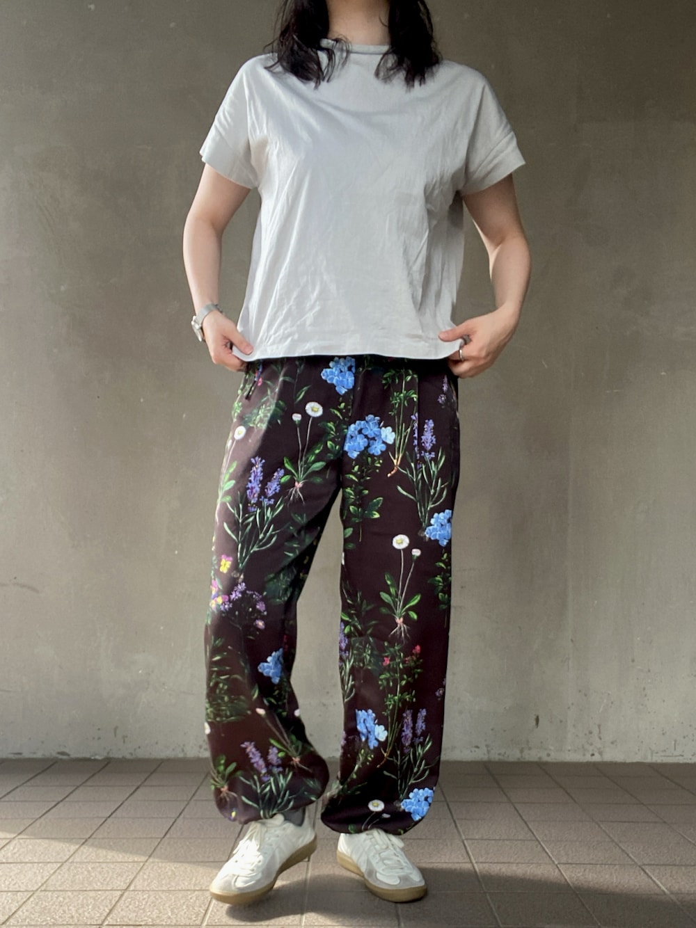 「ootd、休日スタイル、今日のコーデ、夏コーデ、お出かけコーデ、きれいめカジュアル、シンプルコーデ、雨の日コーデ、Tシャツ、サテンパンツ、ジャーマントレーナー、おしゃれさんと繋がりたい、いいね、save、フォローお願いします🤑」｜「handvaerkの＜handvaerk＞ボトルネック ショートスリーブ カットソー（Tシャツ/カットソー、ブルー系）」を使った、温流さん（レディース・161cm）の夏コーディネートの1枚目の写真