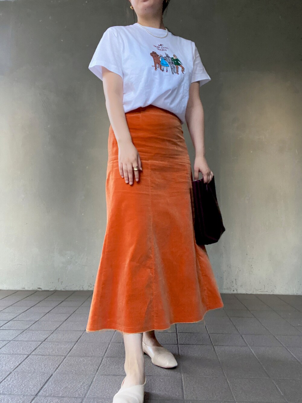 「ootd、今日のコーデ、秋コーデ、カジュアルコーデ、大人カジュアル、プリントT、白Tシャツ、オレンジ、スカート、マーメイドスカート、ベロアスカート、ゴールドアクセ、いいね、save、フォローお願いします🤑」｜「FREAK'S STOREのROVERETO× FREAK'S STORE/ロベレート　別注 変形フラットシューズ（パンプス、ベージュ系）」を使った、温流さん（レディース・160cm）の秋コーディネートの1枚目の写真